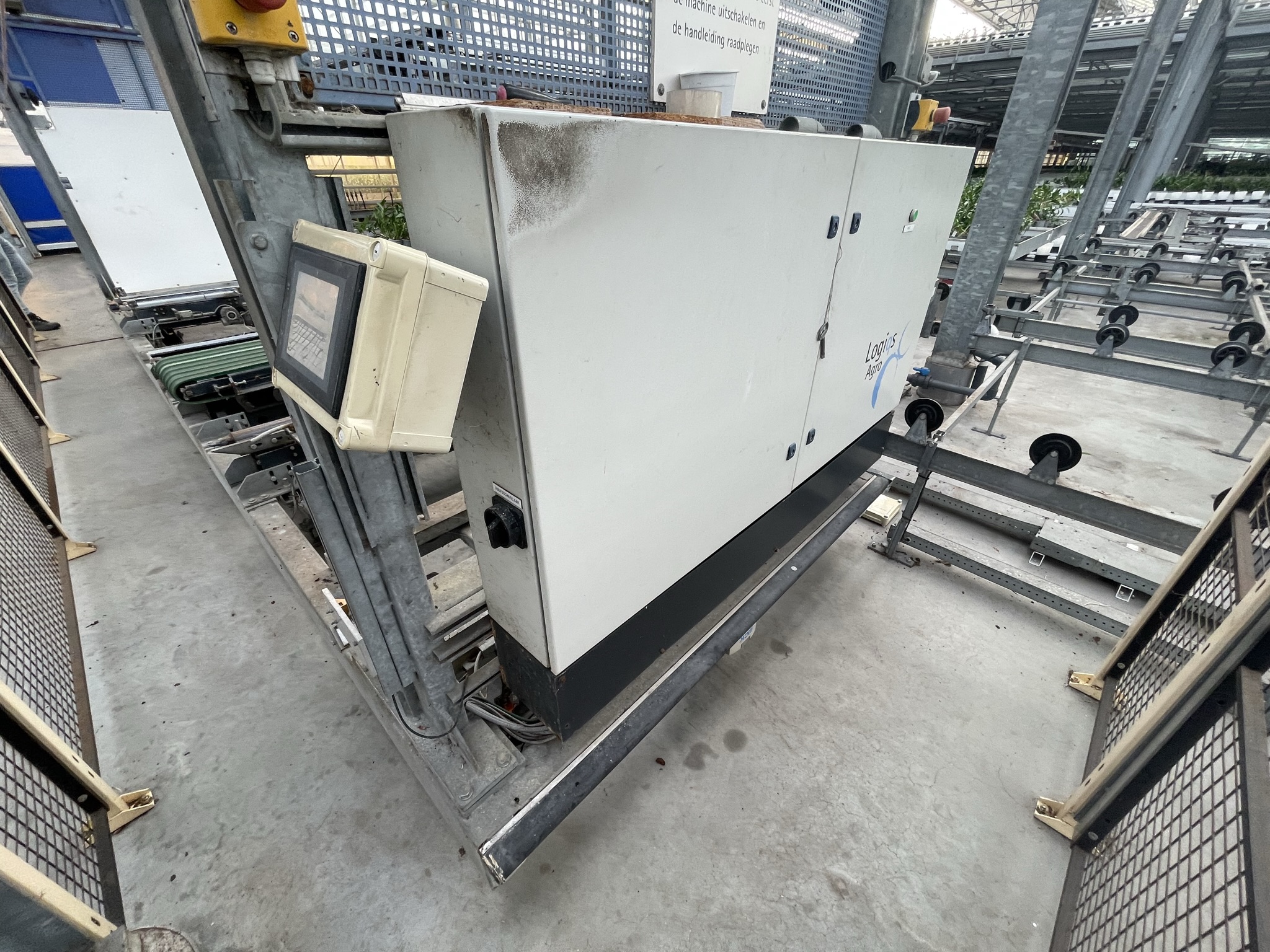 Automatic container transporter