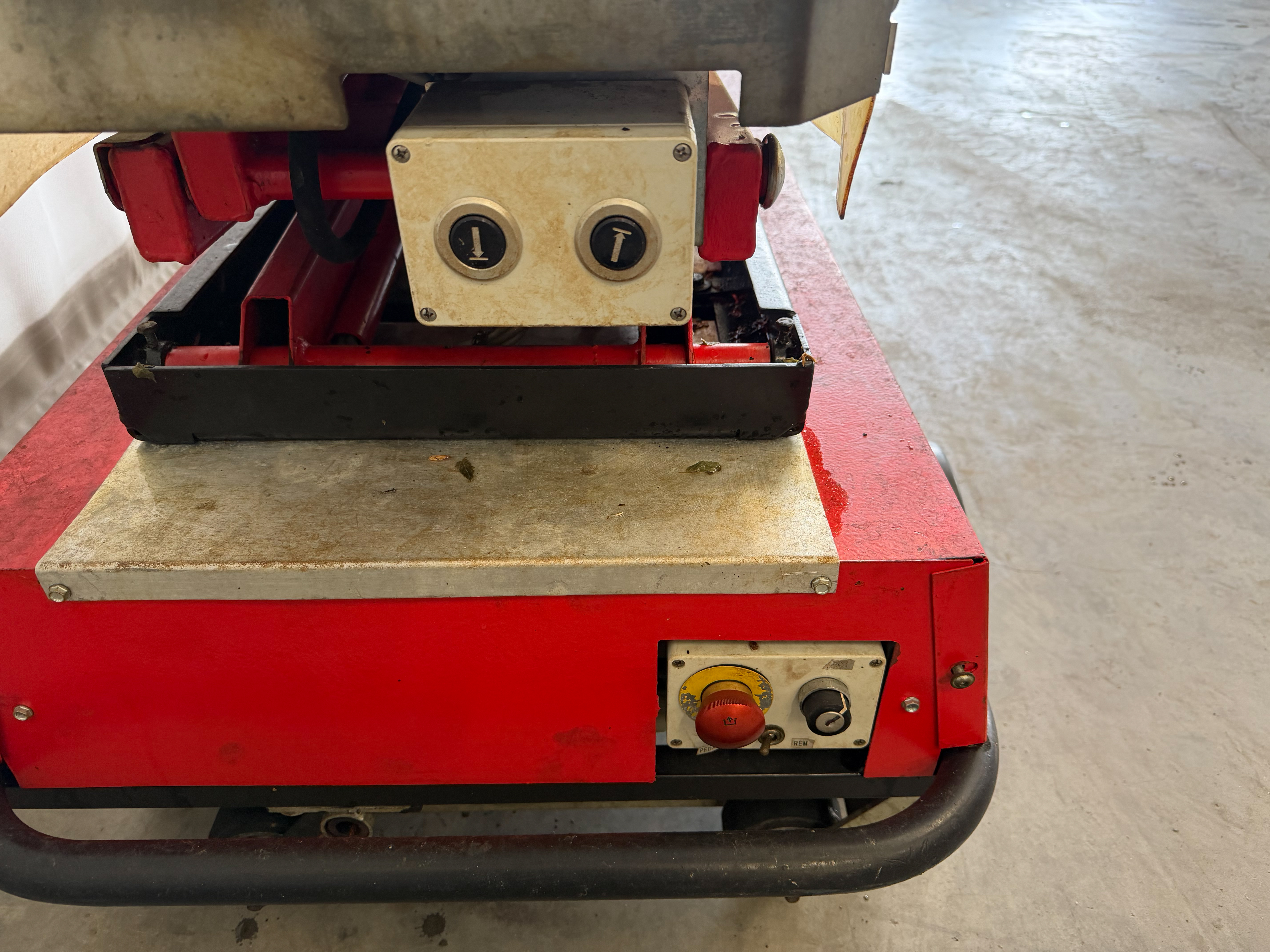 Berg pipe rail aerial worker