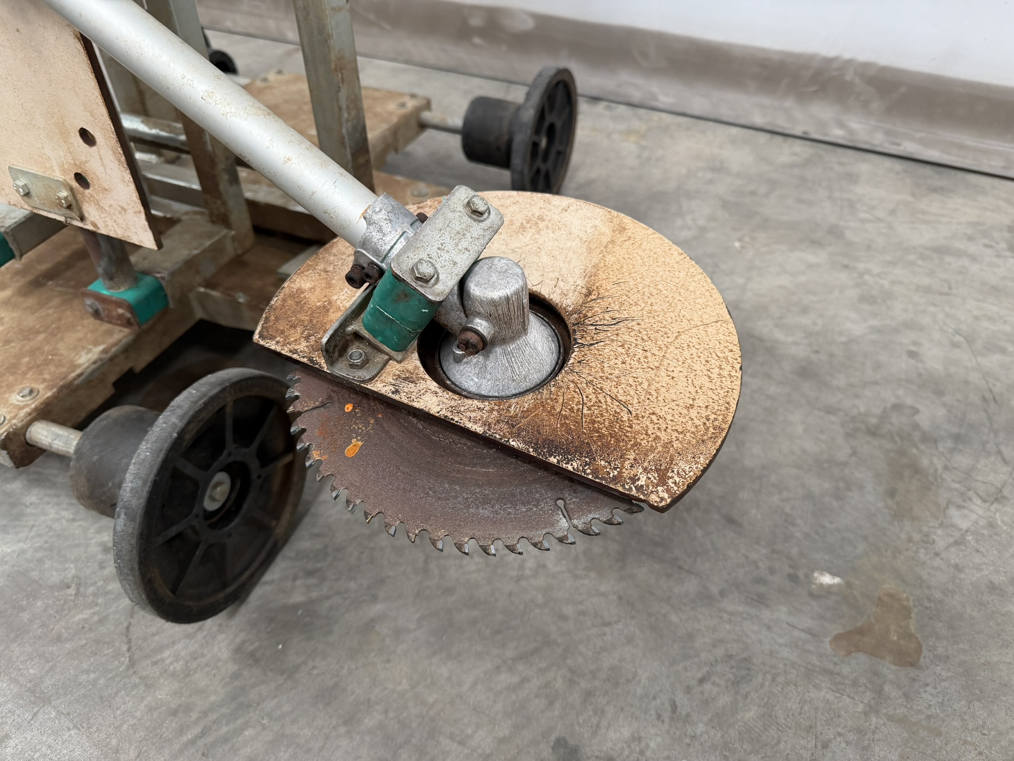pipe rail log saw