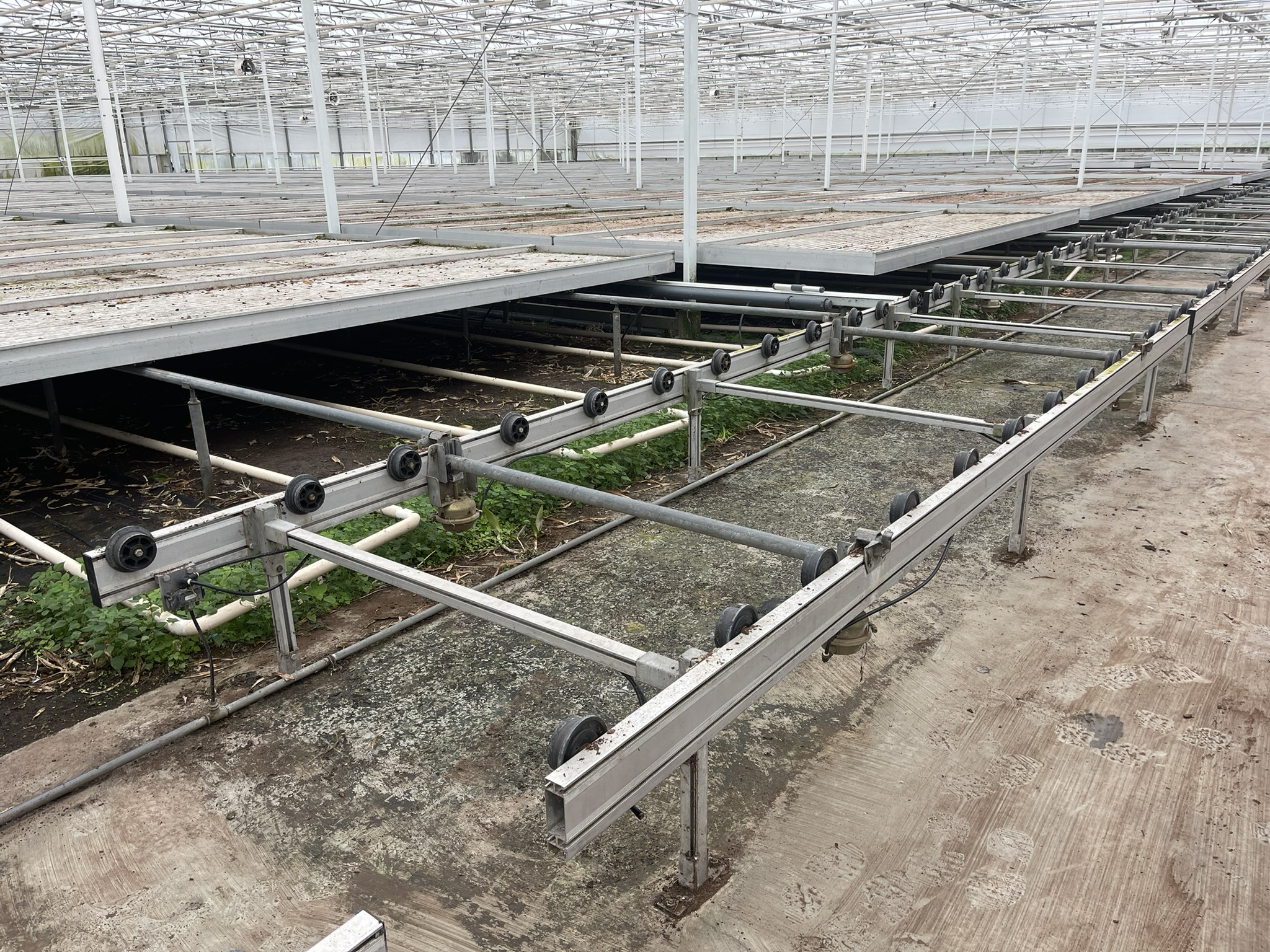 Aluminum mobile container tracks