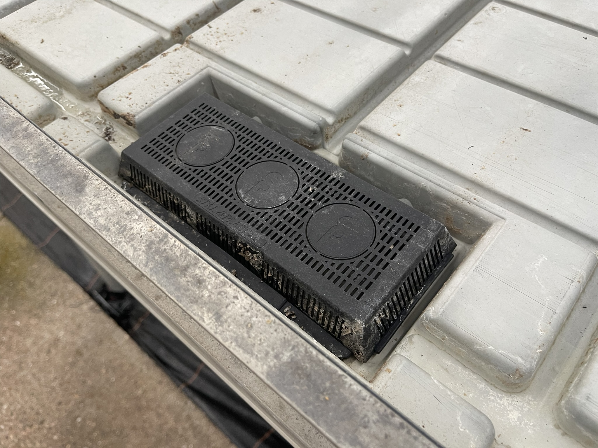 Aluminium mobilecontainers with plastic ebb and flowbottom