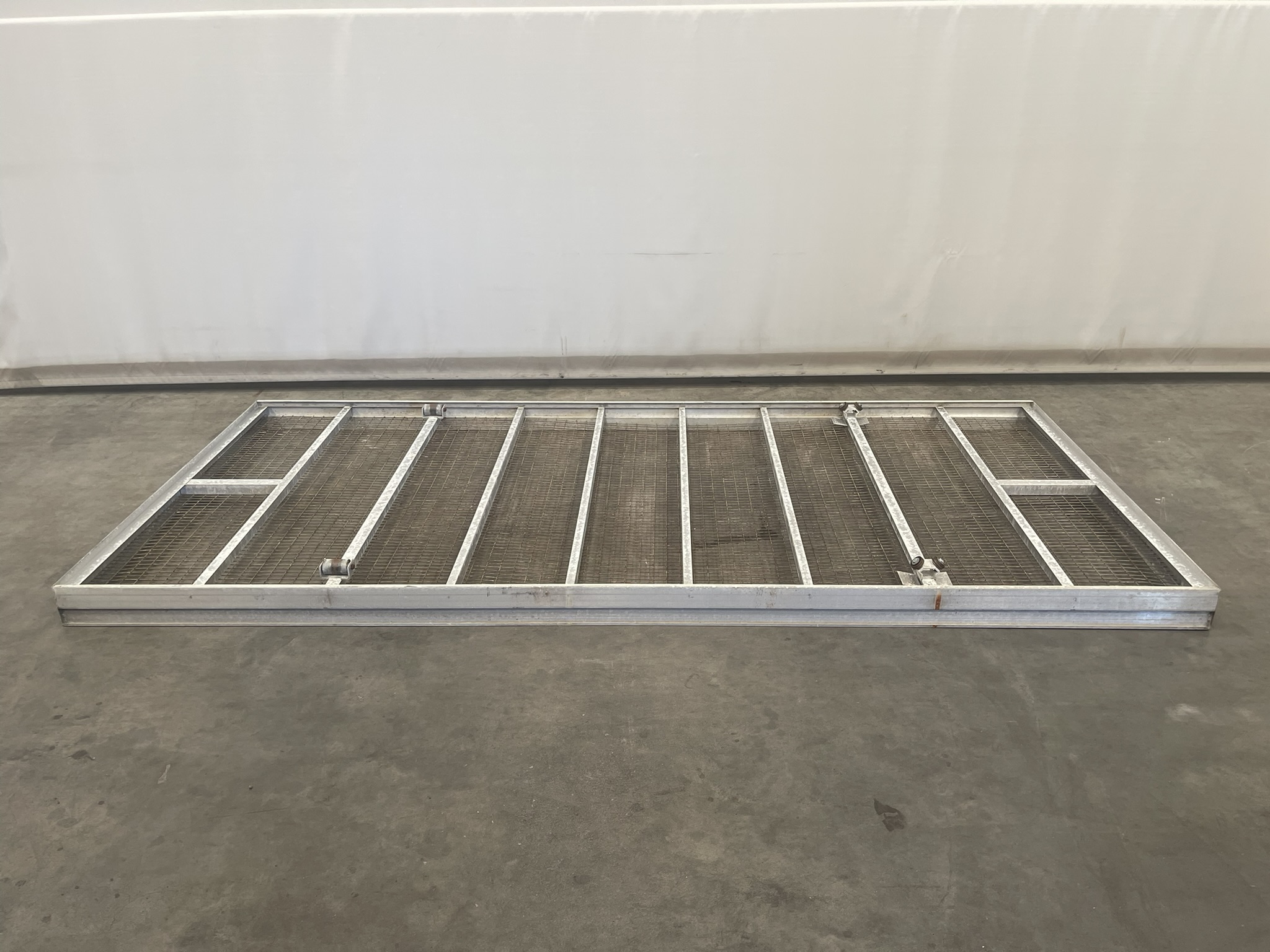 Aluminum rolling containers with mesh bottom