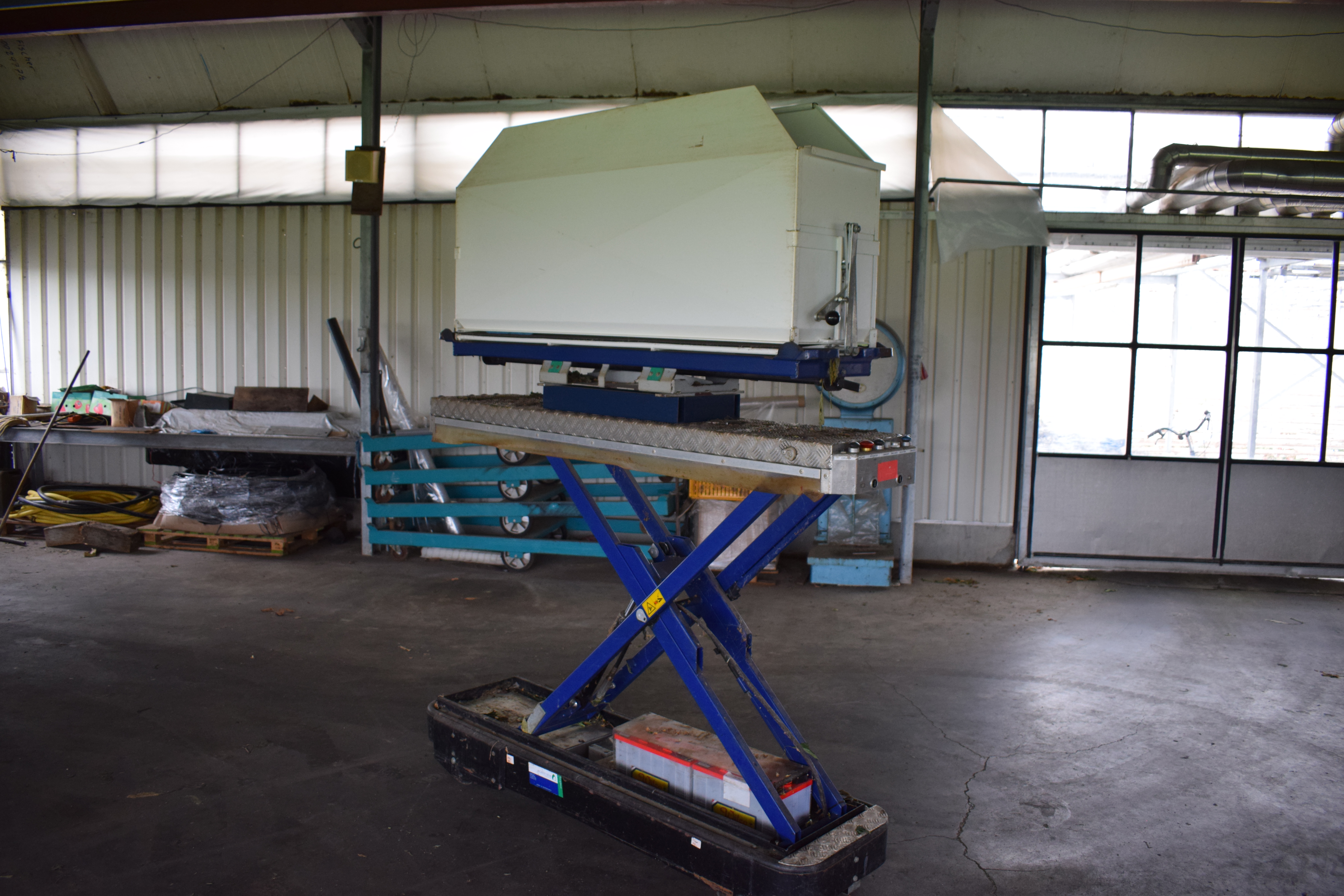 aerial work platforms including harvest bin