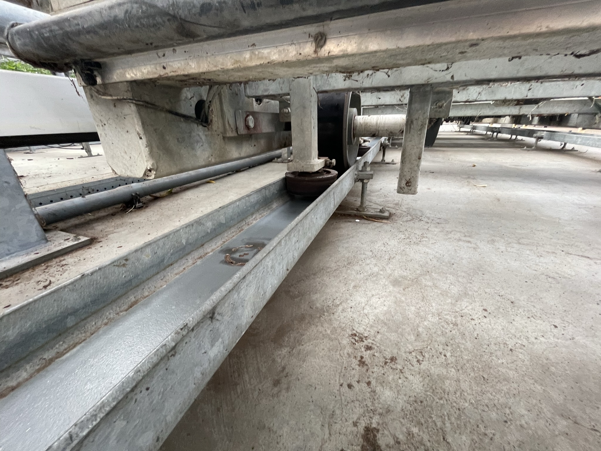 Automatic container transporter