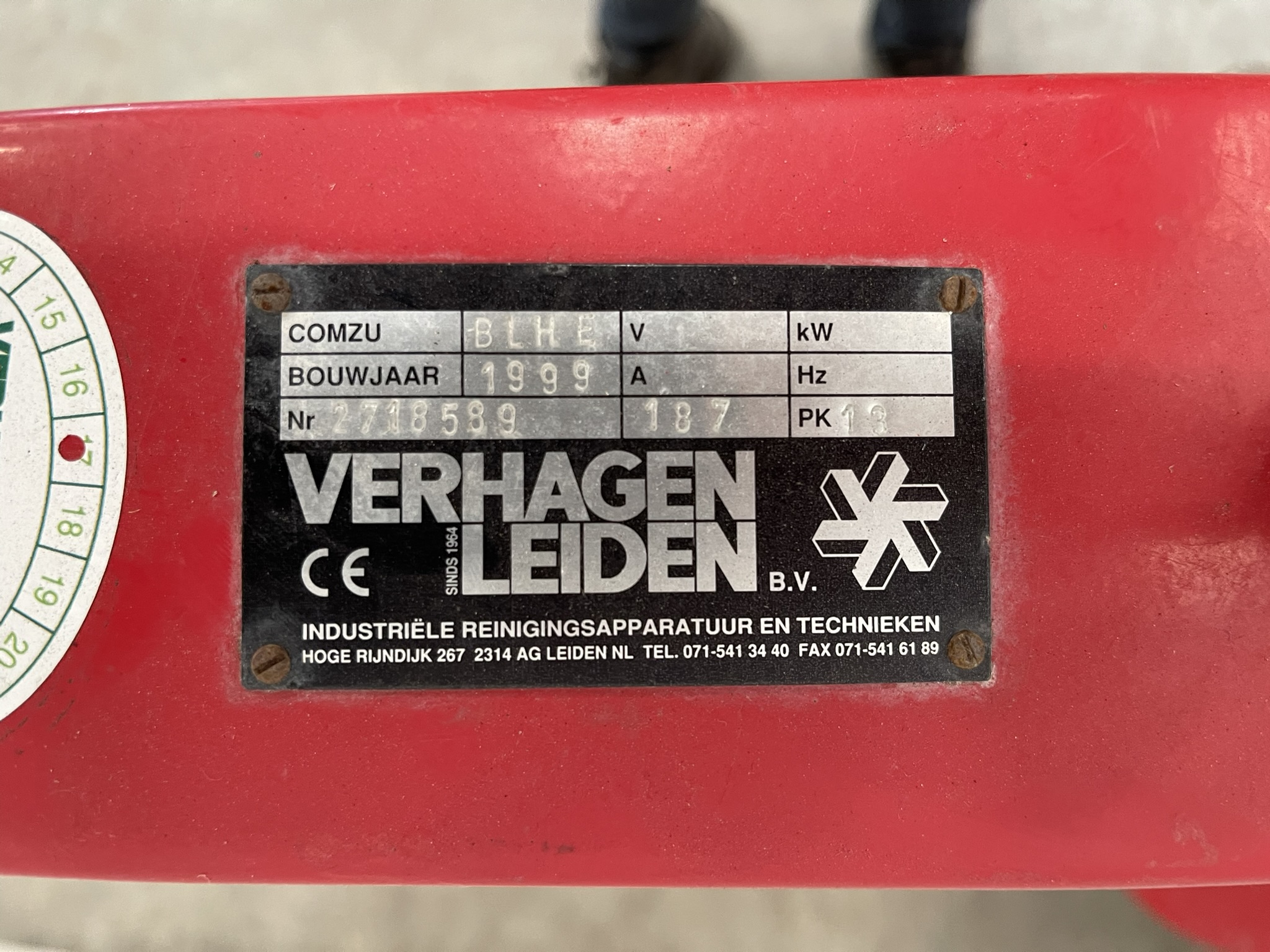 Leaf vacuum pipe rail trolley