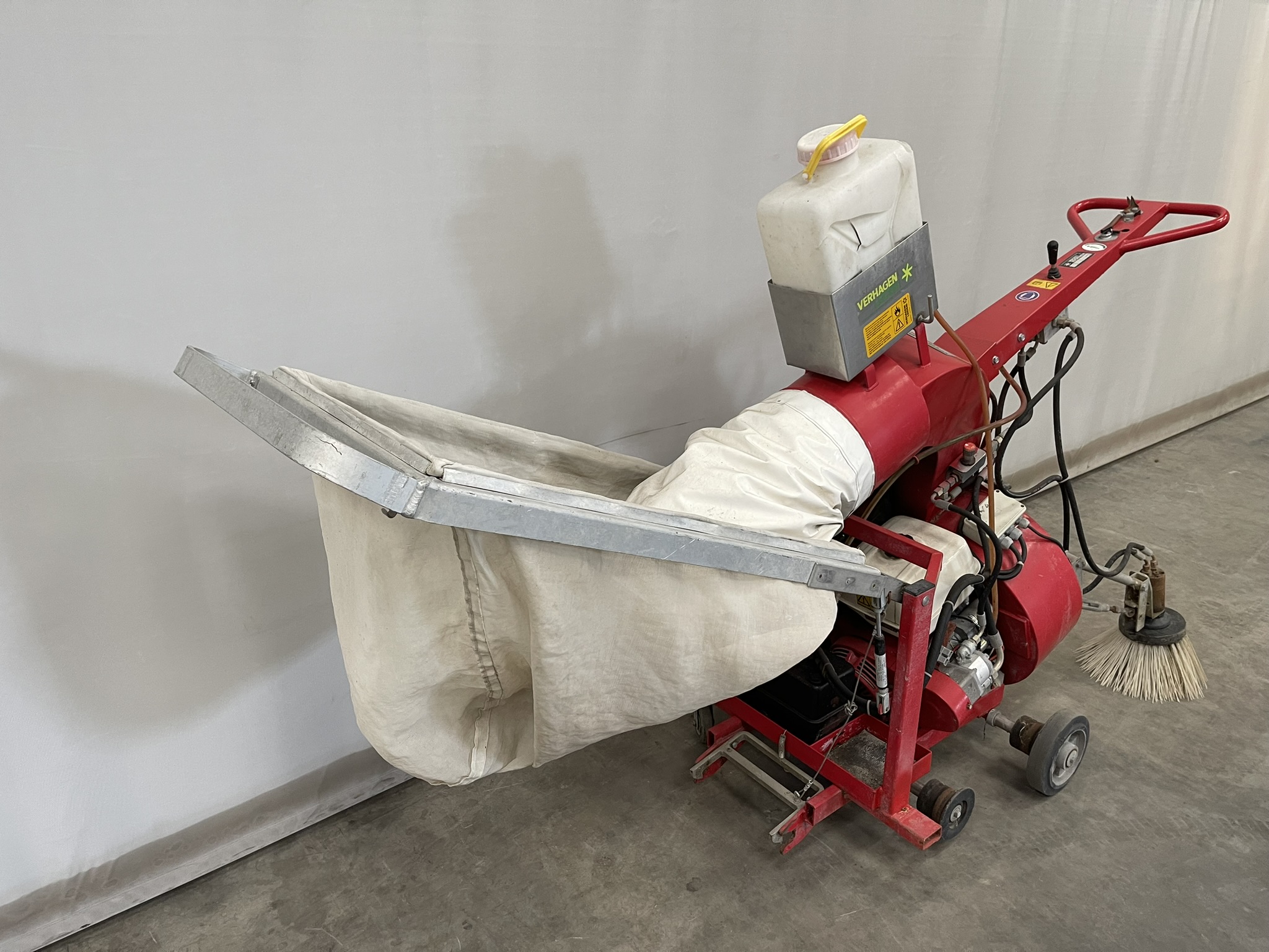 Leaf vacuum pipe rail trolley