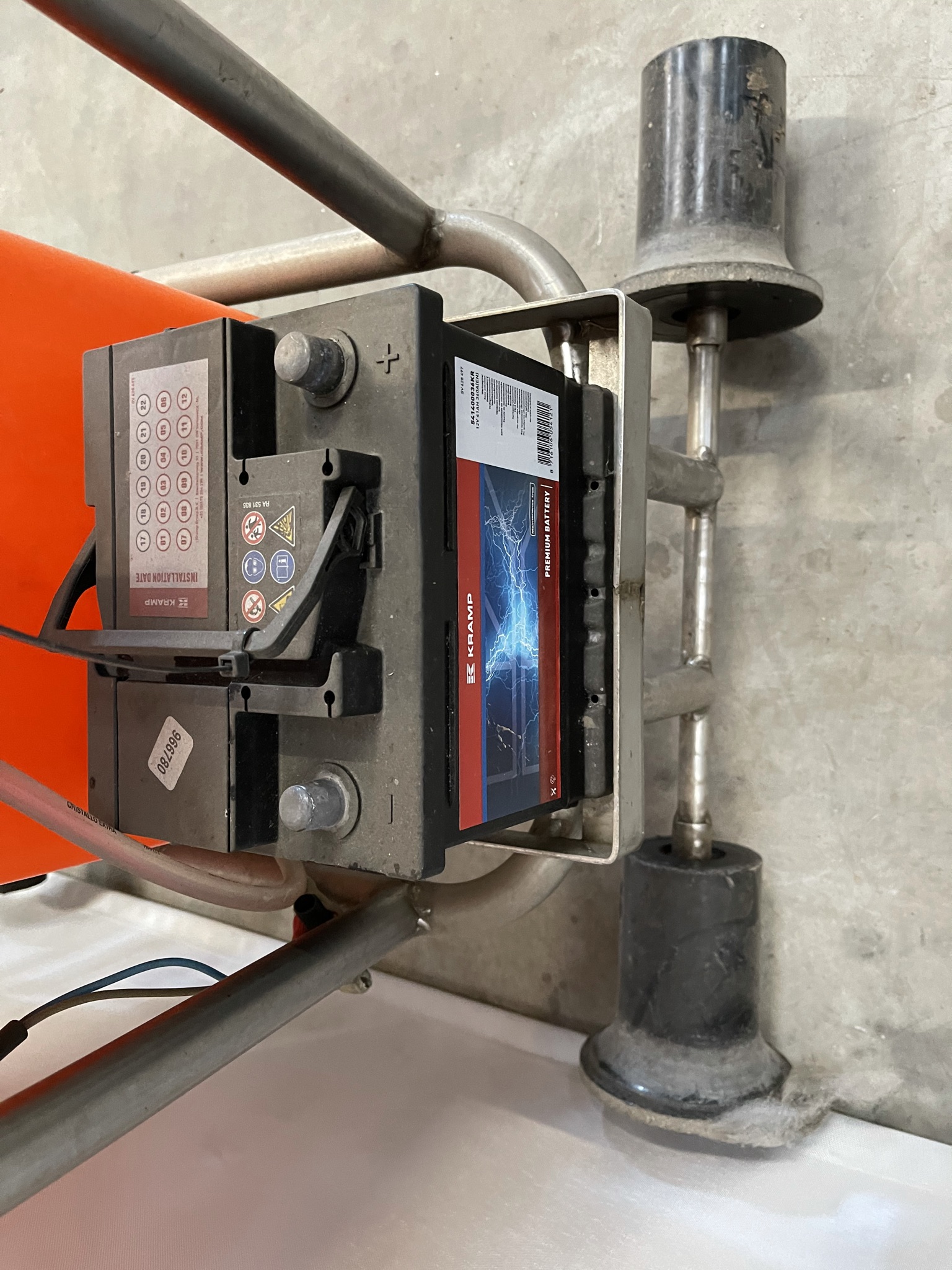 Pipe rail spray cart