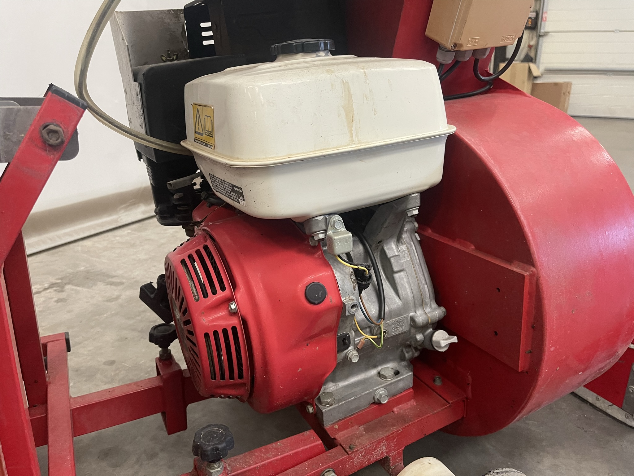 Leaf vacuum pipe rail trolley