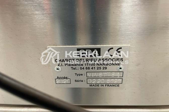 Semi-automatic labelling machine