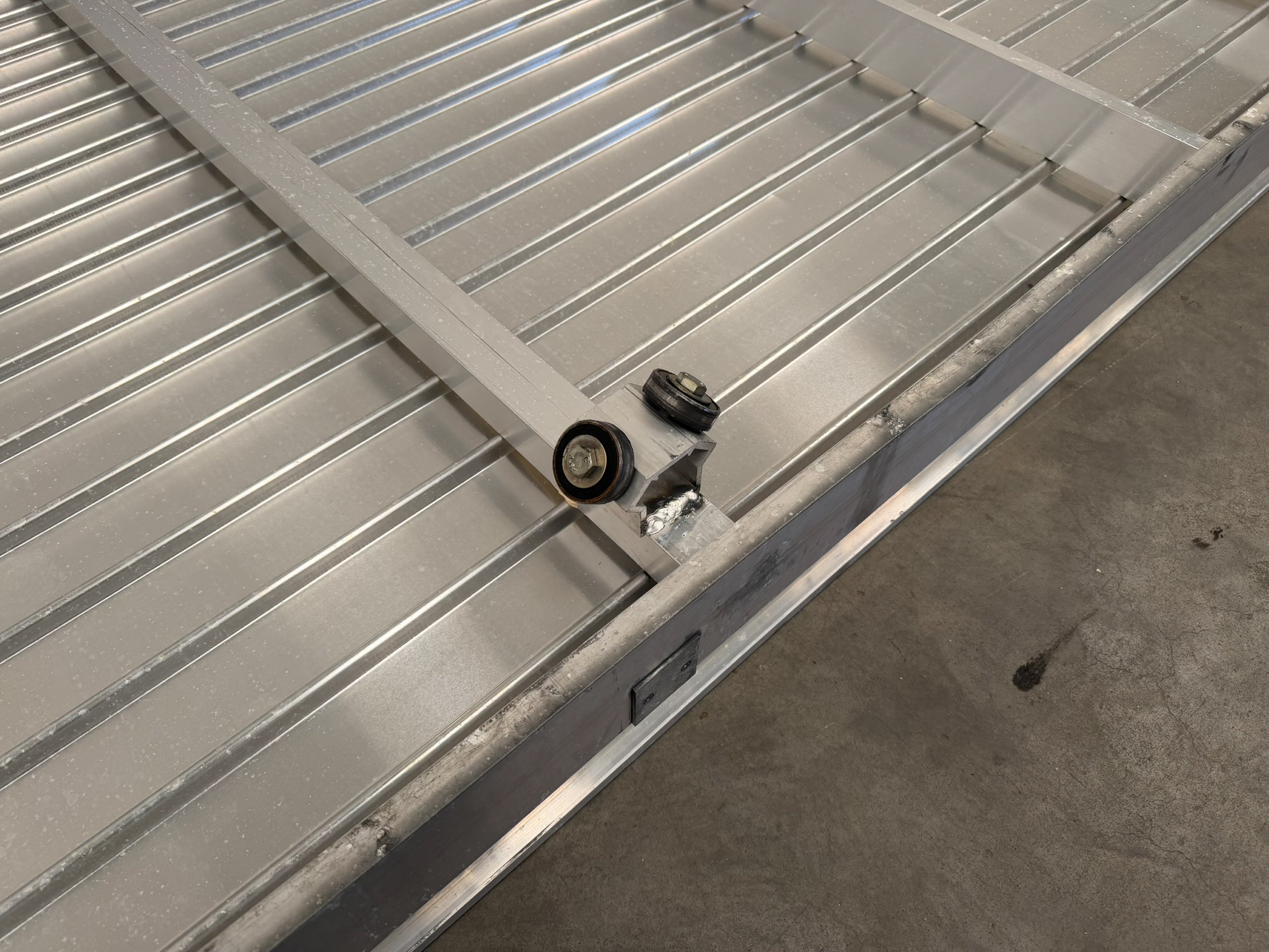 Aluminum mobile container with aluminium eb and flow bottom