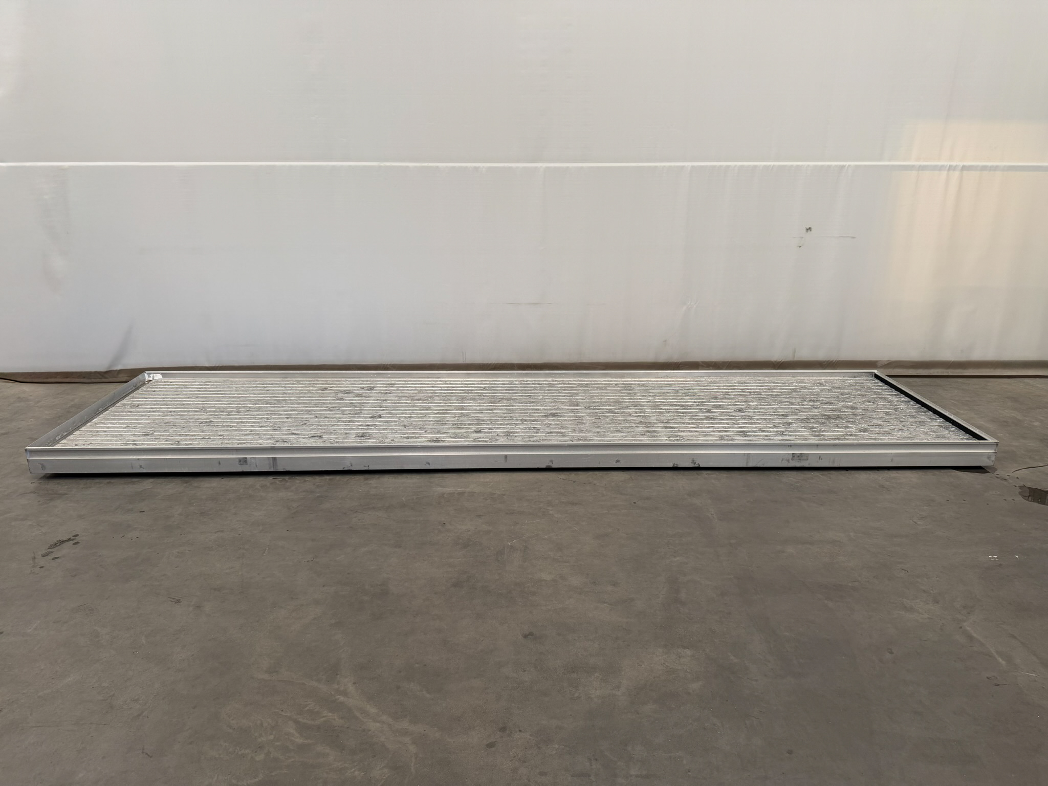 Aluminum mobile container with aluminium eb and flow bottom