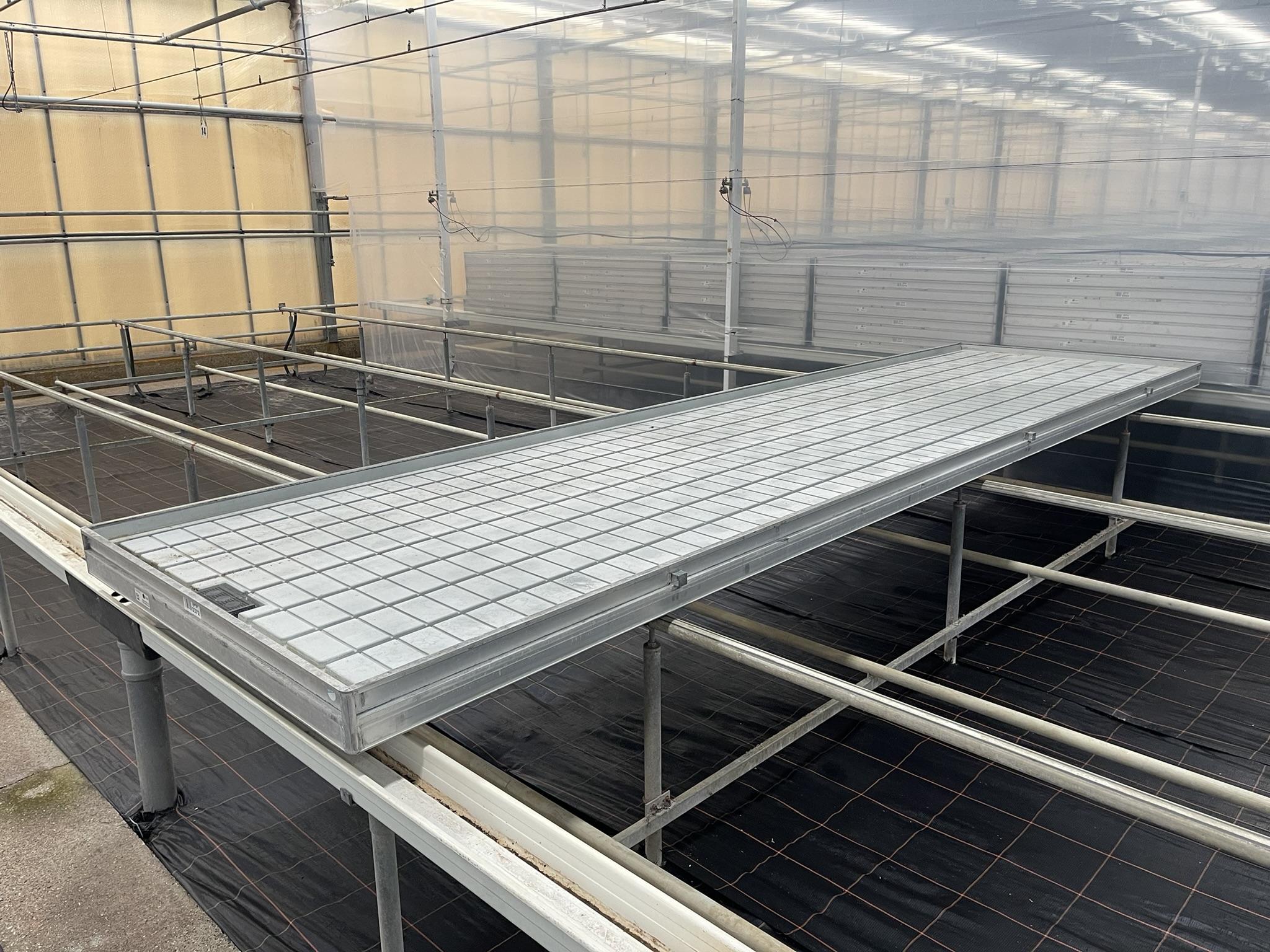 Aluminium mobilecontainers with plastic ebb and flowbottom