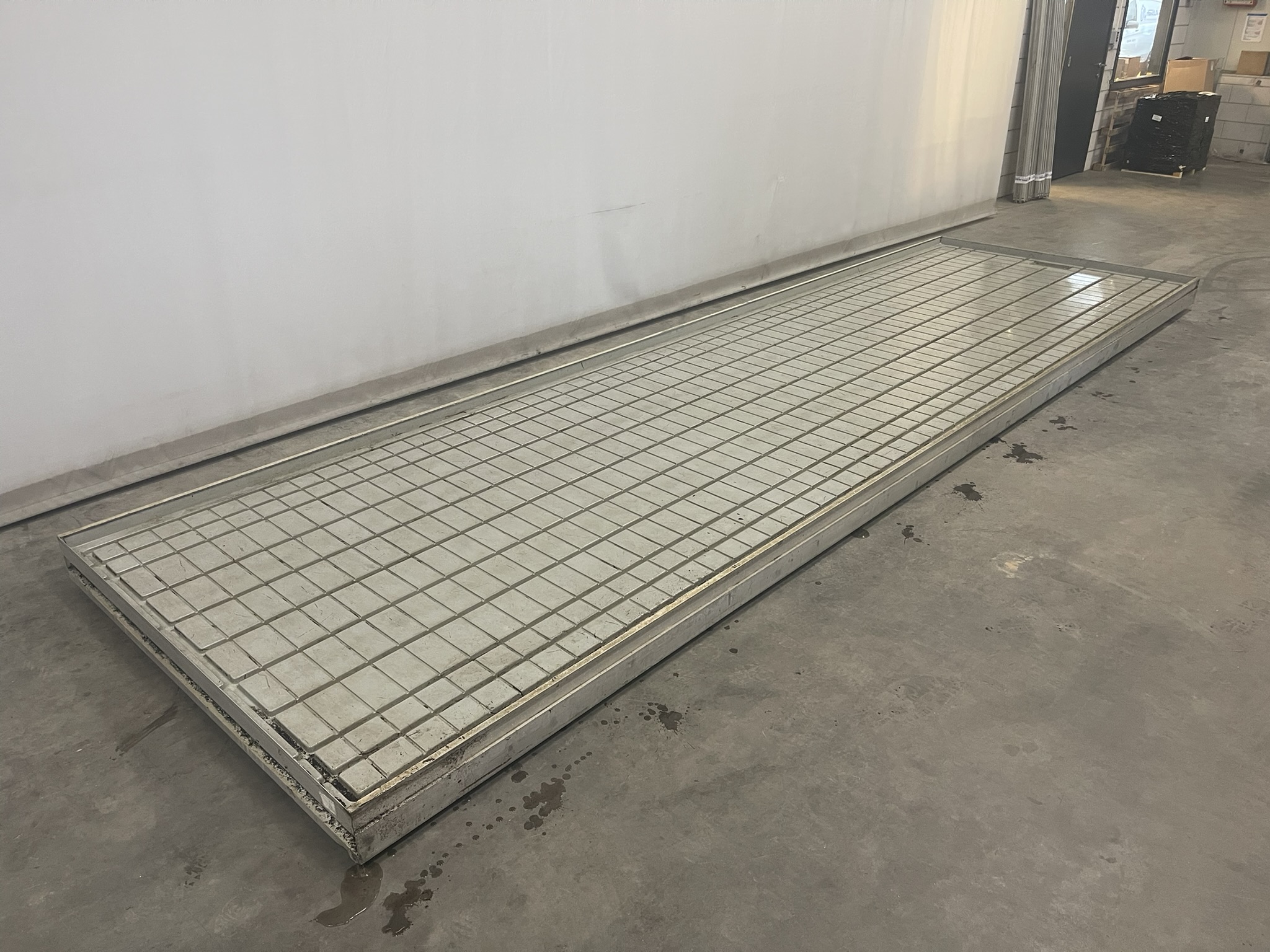 Aluminium rolcontainers with plastic ebb and flowbottom