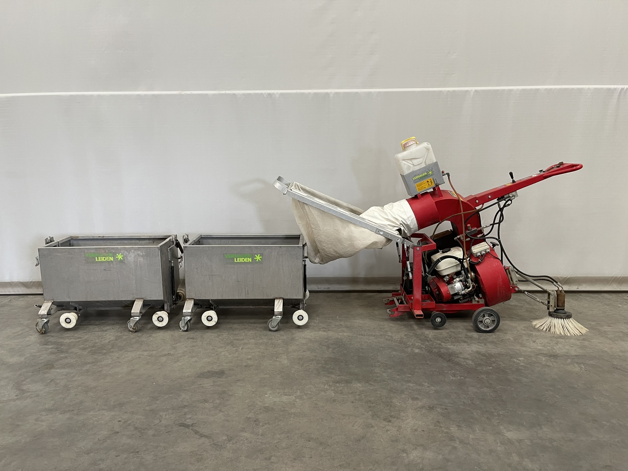 Leaf vacuum pipe rail trolley