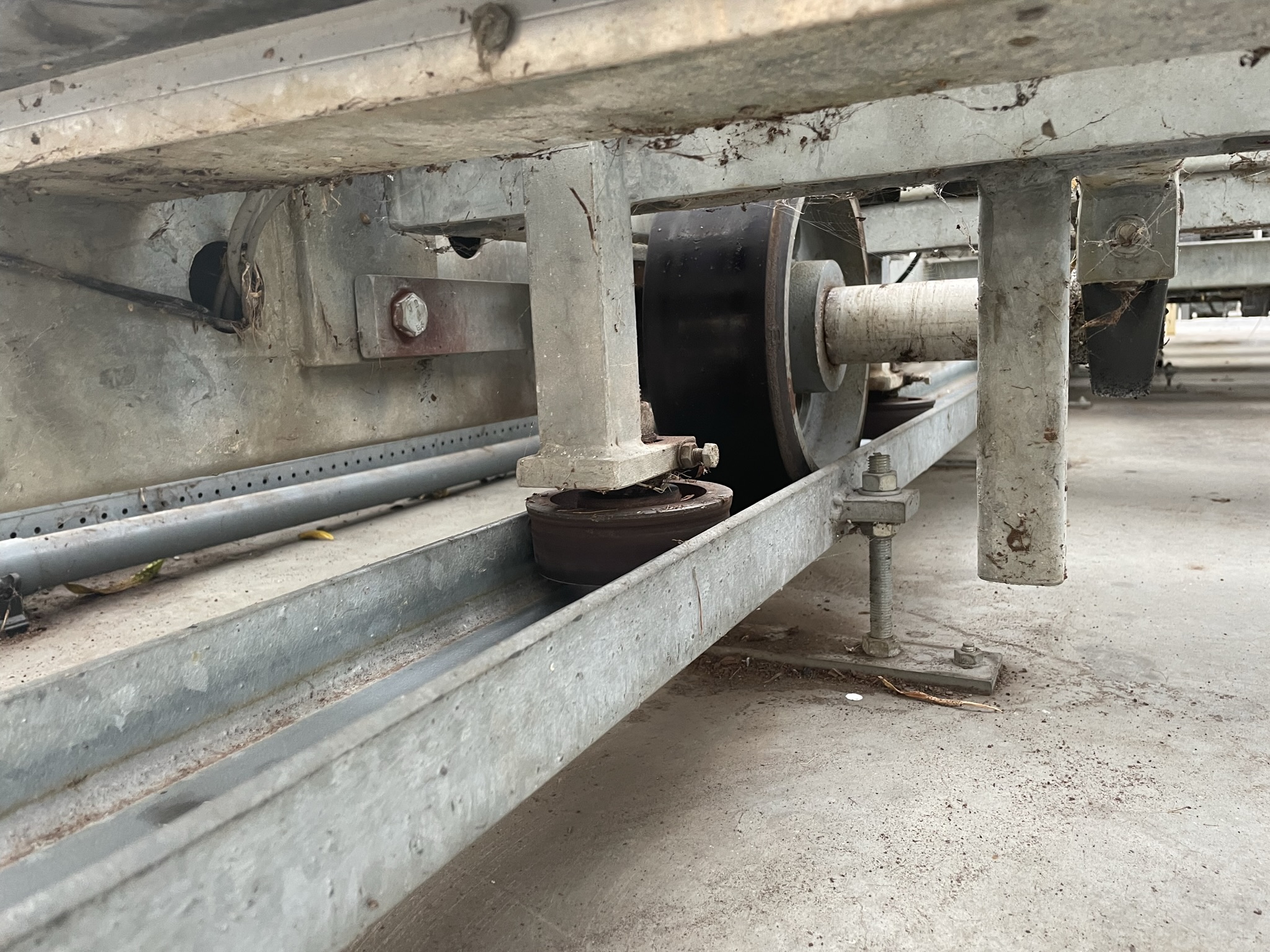 Automatic container transporter