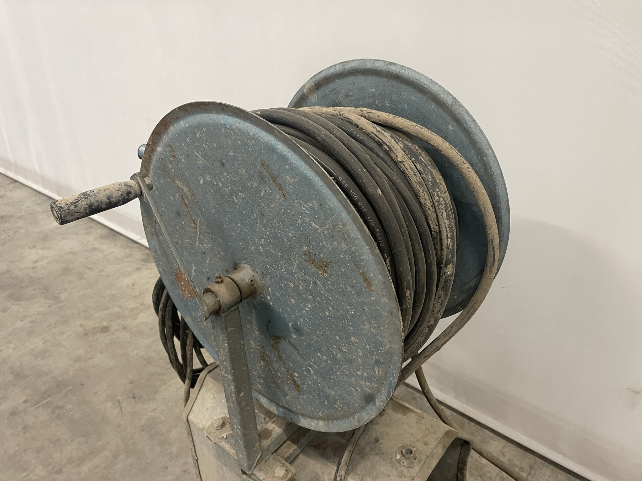 Spuitwagen met slanghaspel