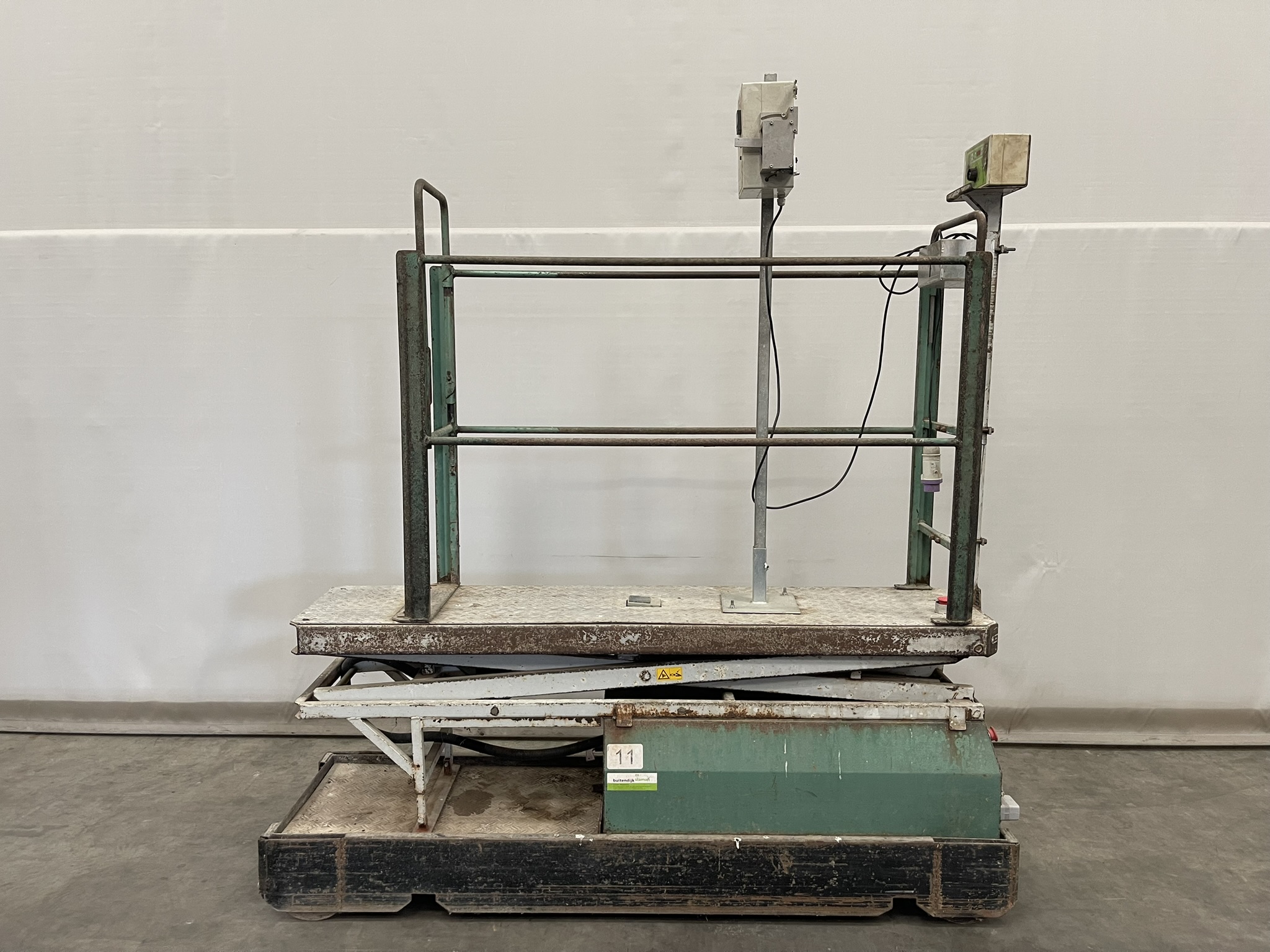 Pipe rail aerial platform incl. rope machine