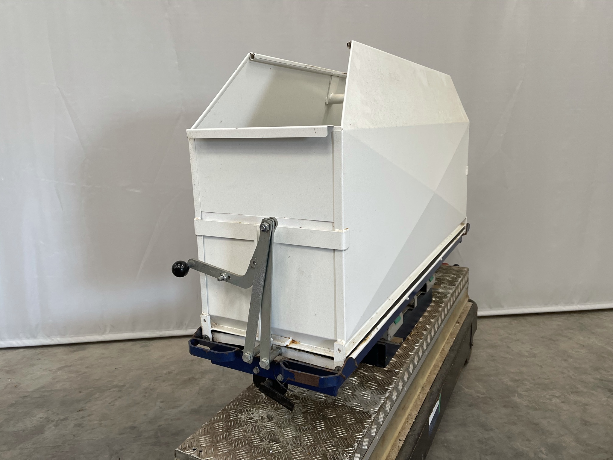 aerial work platforms including harvest bin