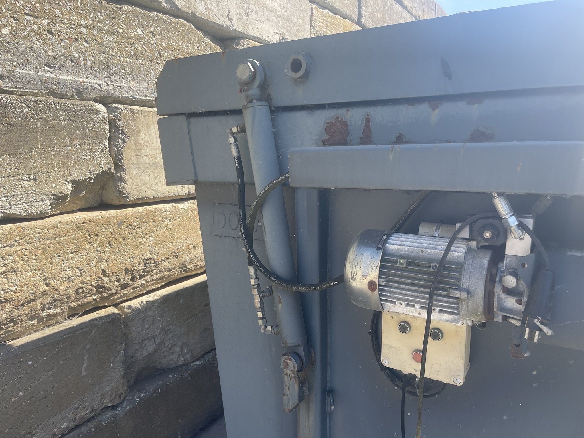 10 m³ container with hydraulic valve