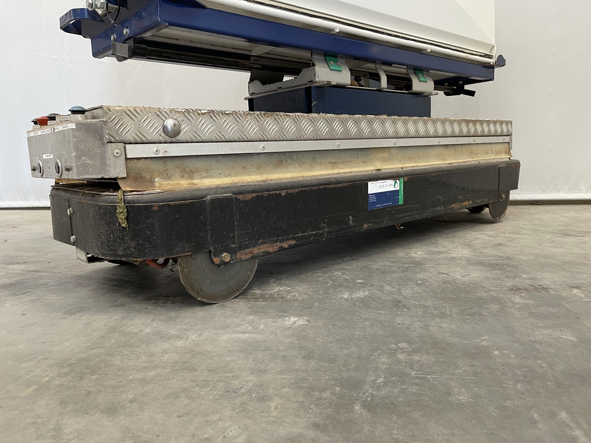 aerial work platforms including harvest bin