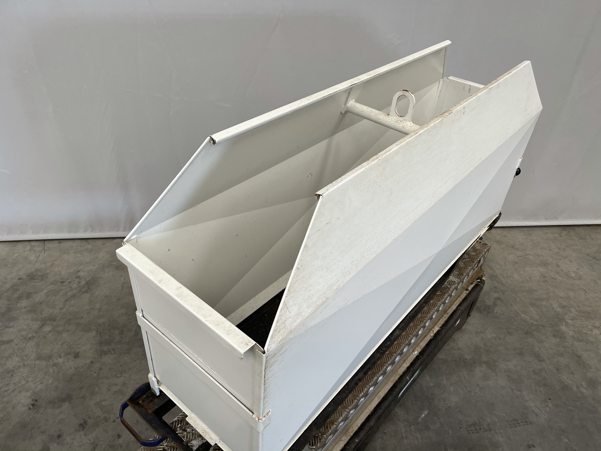 aerial work platforms including harvest bin