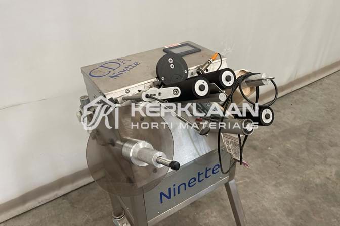 Semi-automatic labelling machine