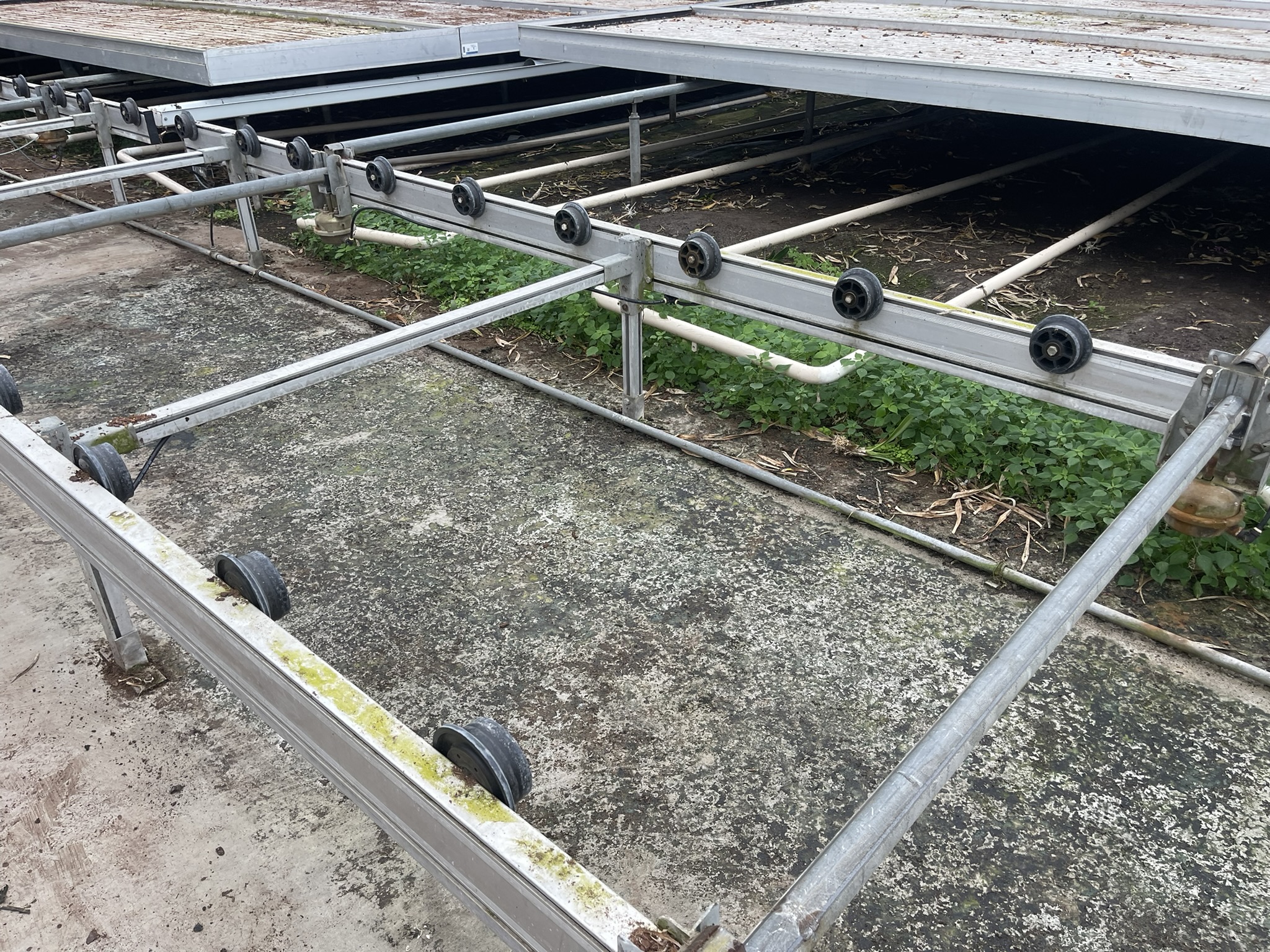 Aluminum mobile container tracks