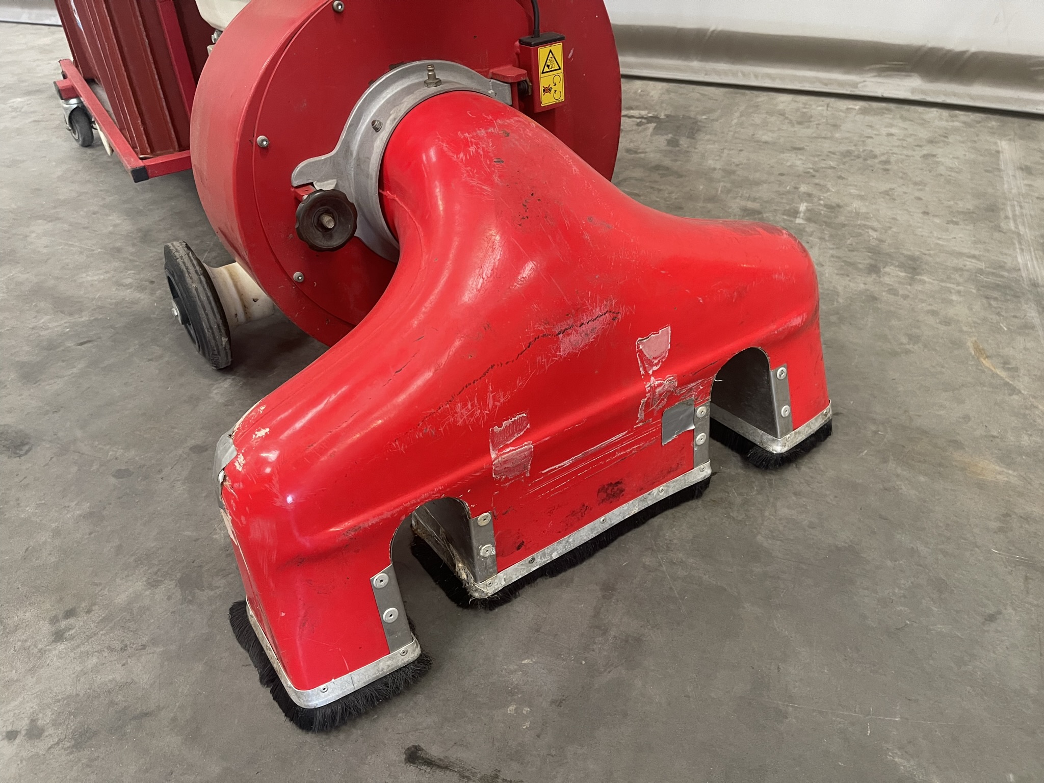 Leaf vacuum pipe rail trolley