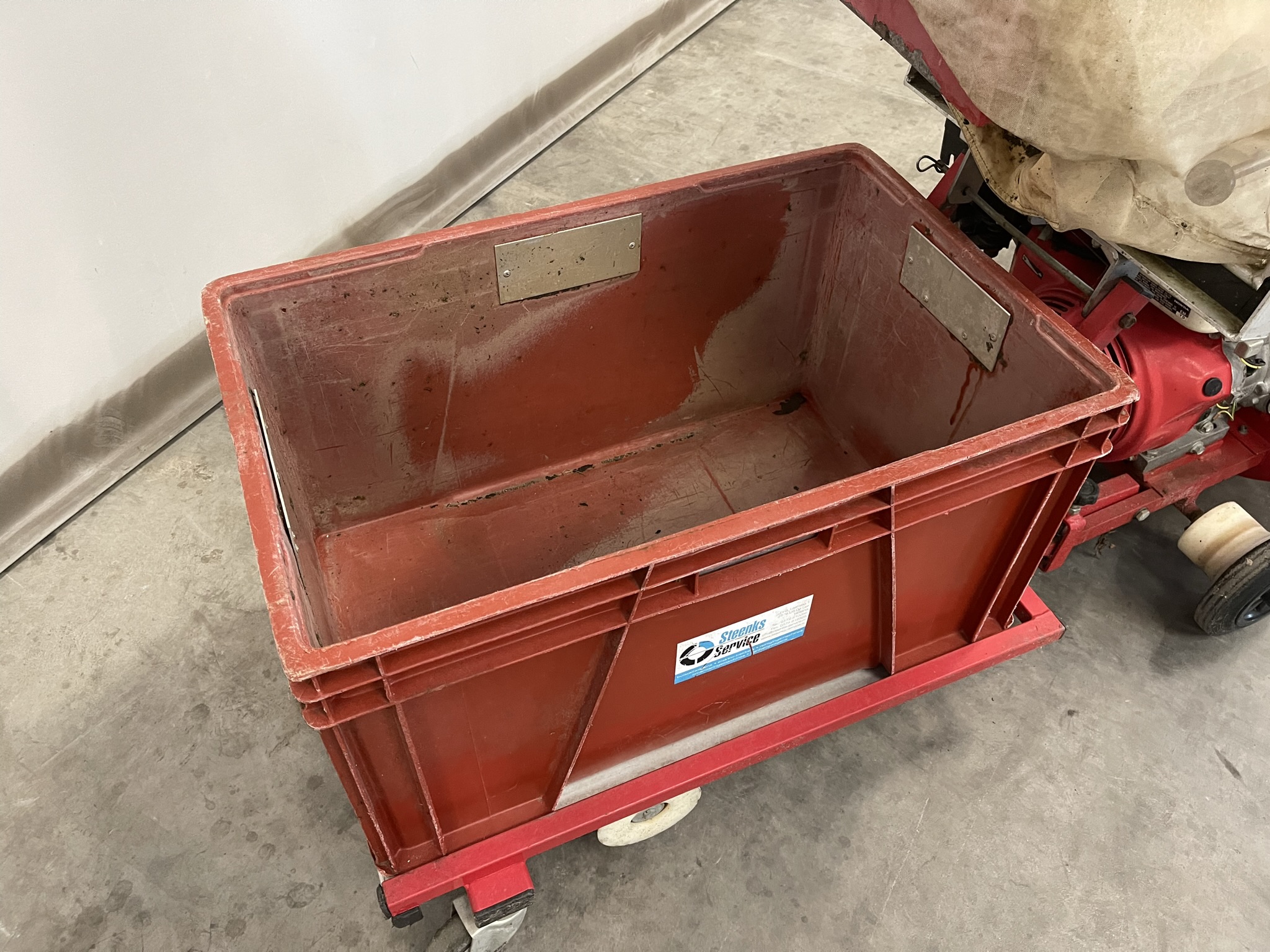 Leaf vacuum pipe rail trolley
