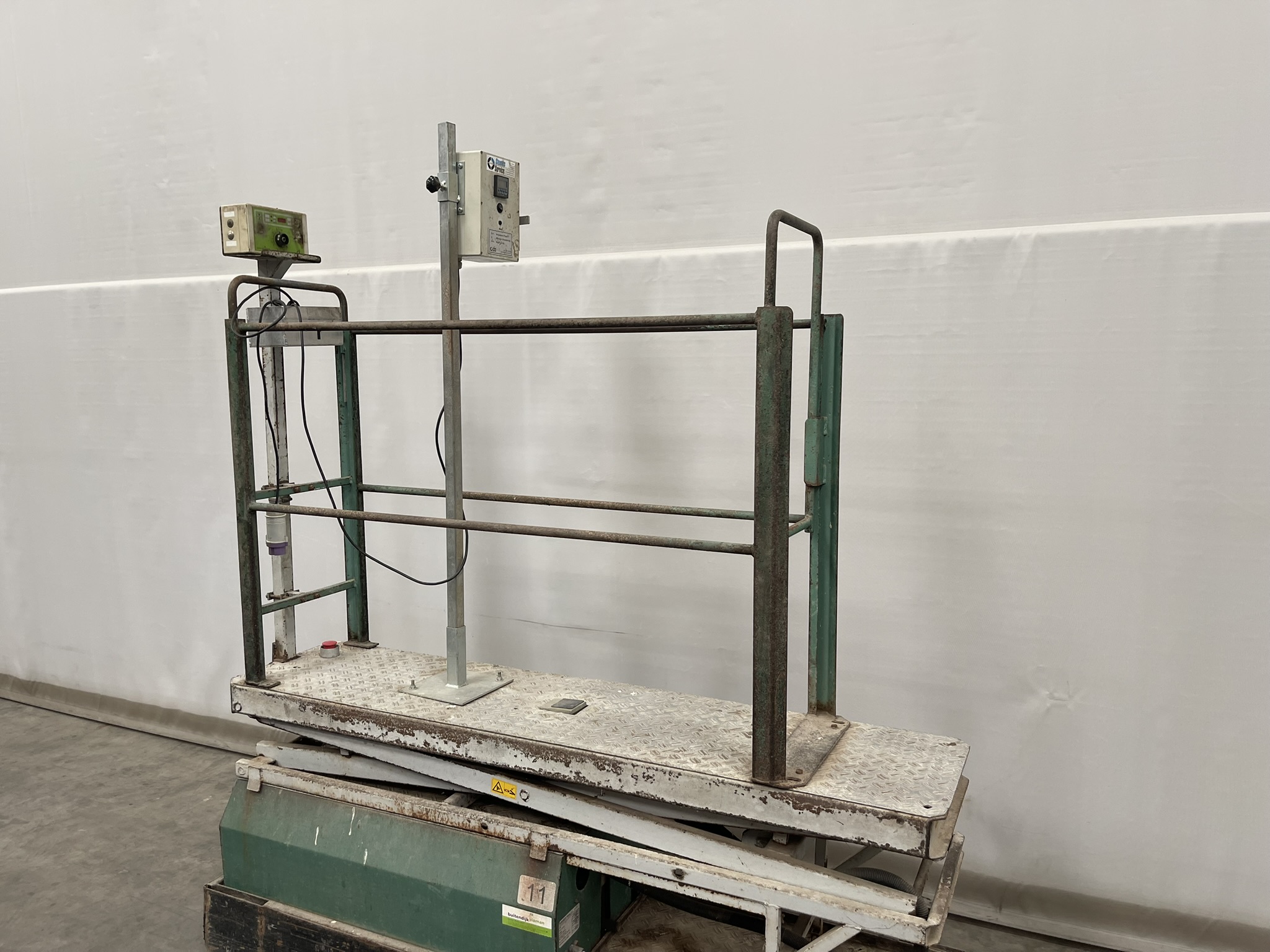 Pipe rail aerial platform incl. rope machine