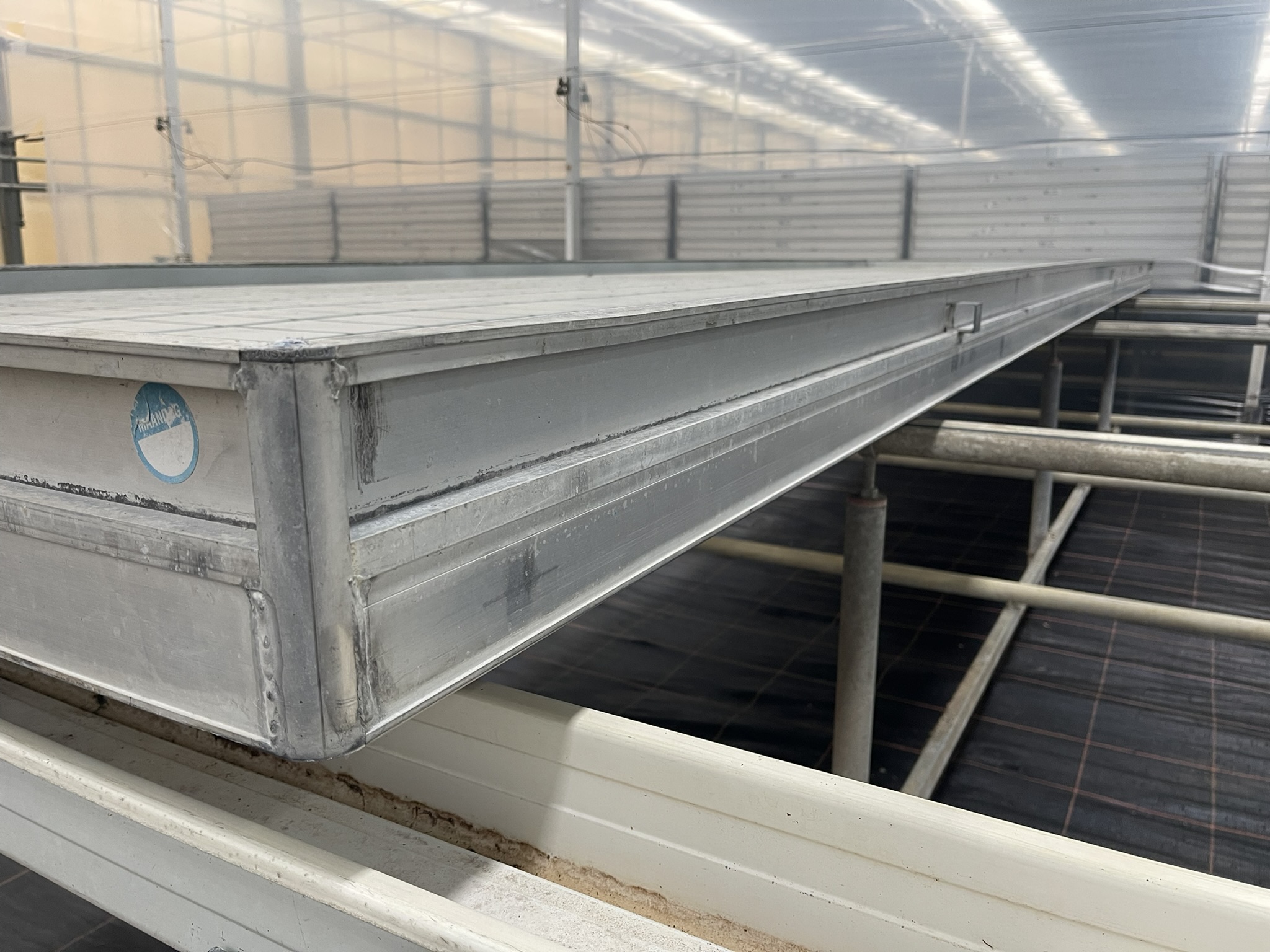 Aluminium mobilecontainers with plastic ebb and flowbottom