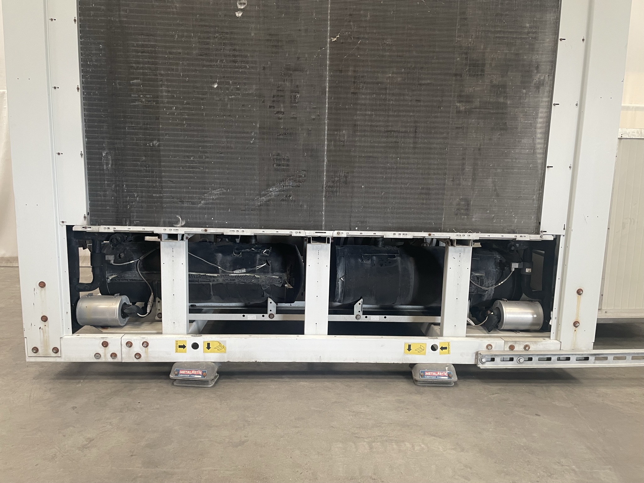 Carrier cooling installation