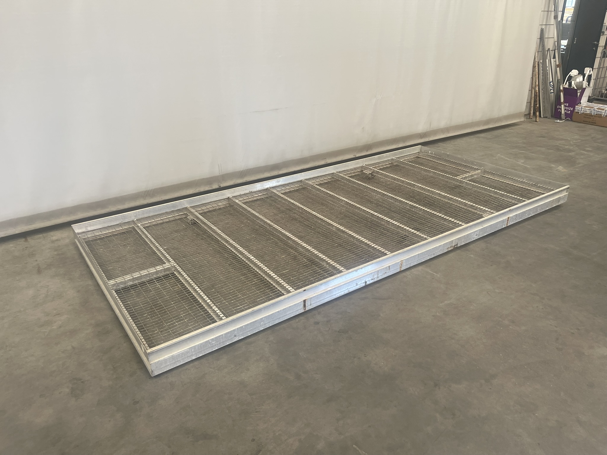 Aluminum rolling containers with mesh bottom