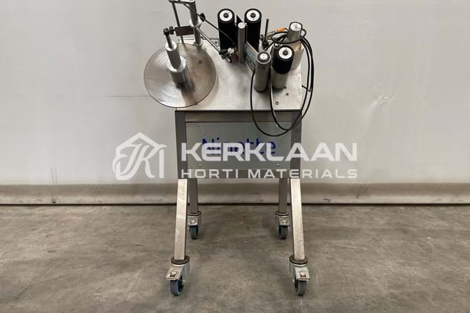 Semi-automatic labelling machine