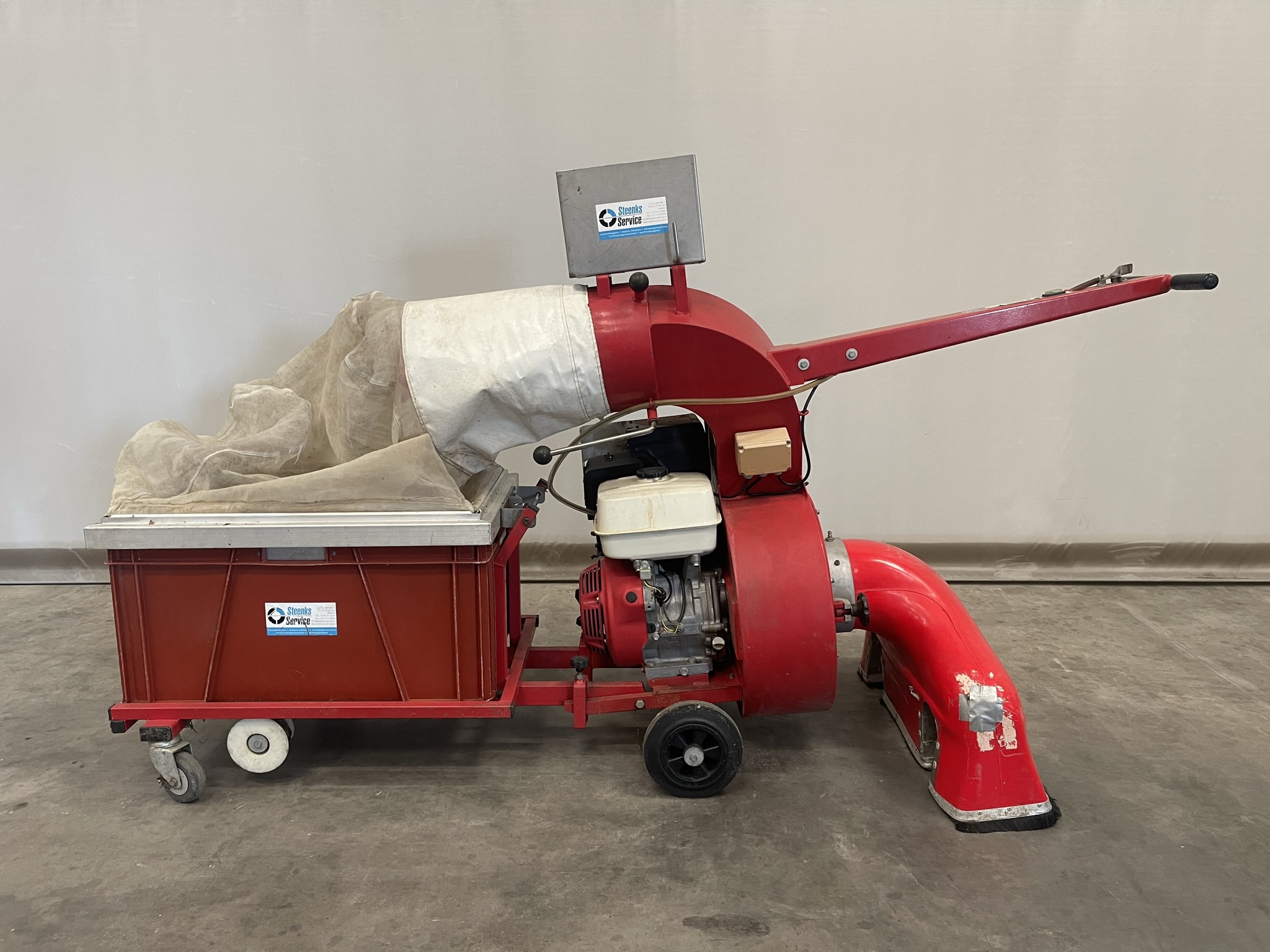 Leaf vacuum pipe rail trolley