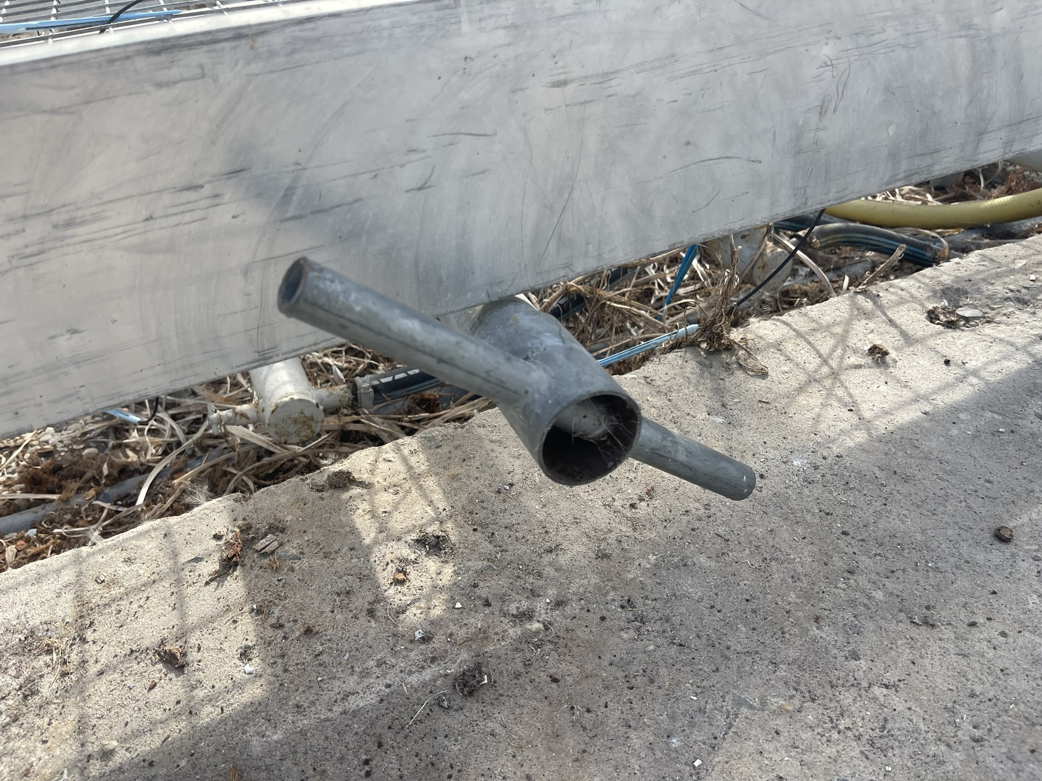 Aluminum fixed and rolling tables with mesh bottom 1.92x34.00m