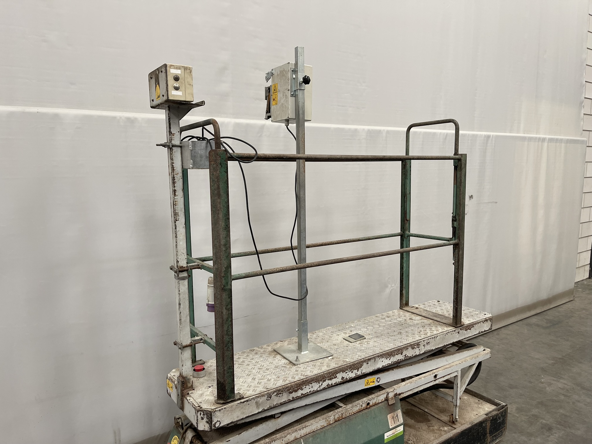 Pipe rail aerial platform incl. rope machine