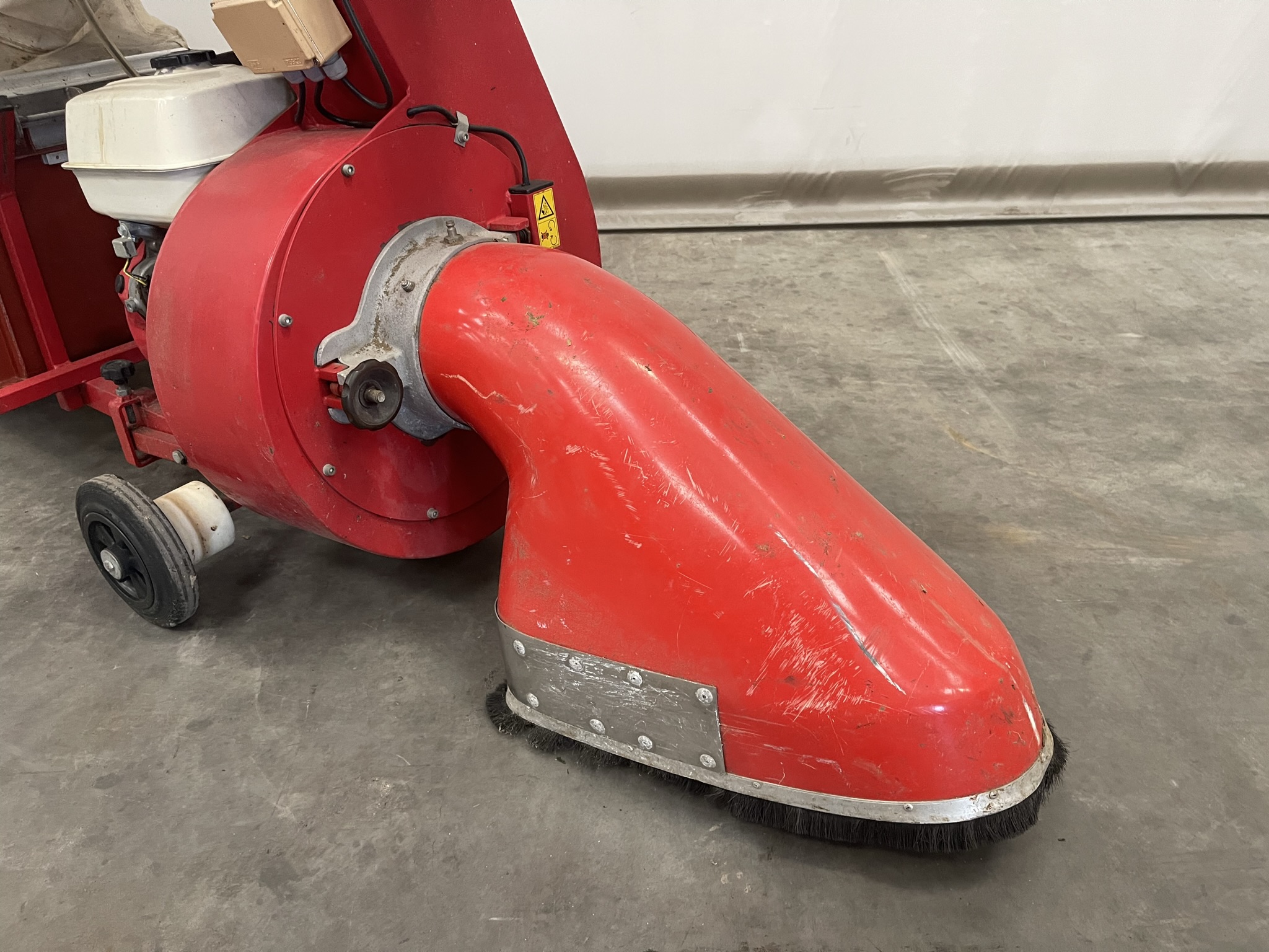 Leaf vacuum pipe rail trolley