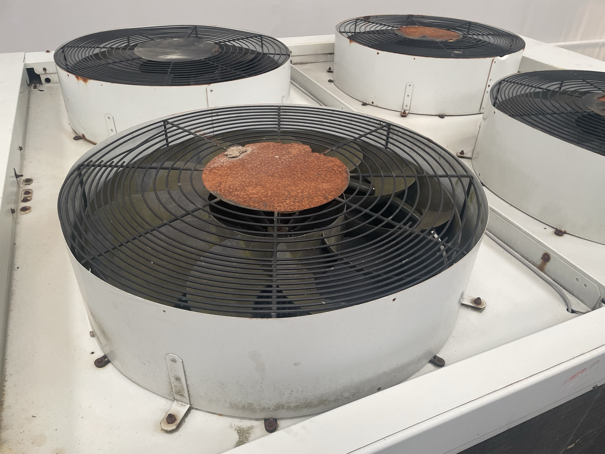 Carrier cooling installation