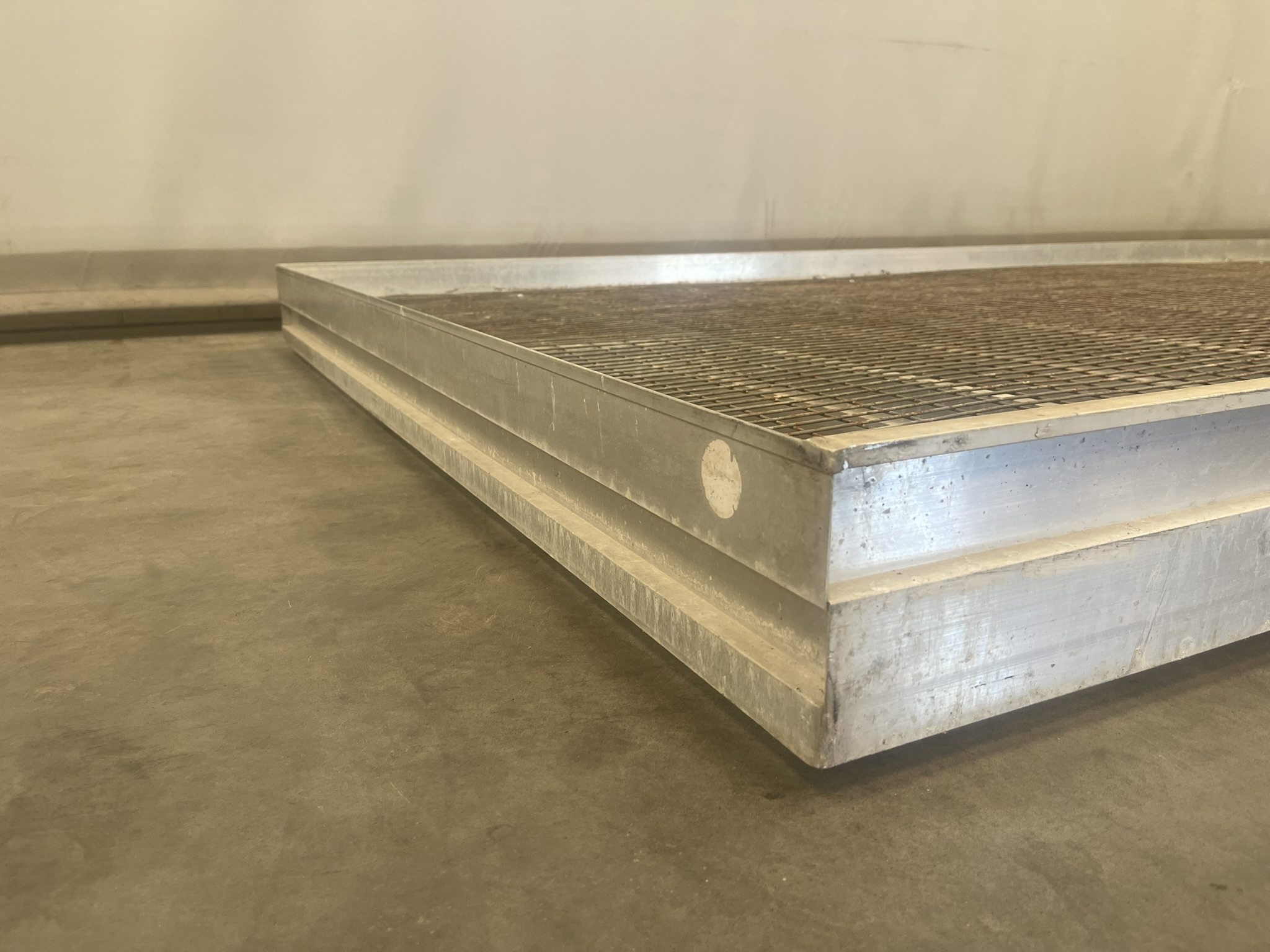Aluminum rolling containers with mesh bottom