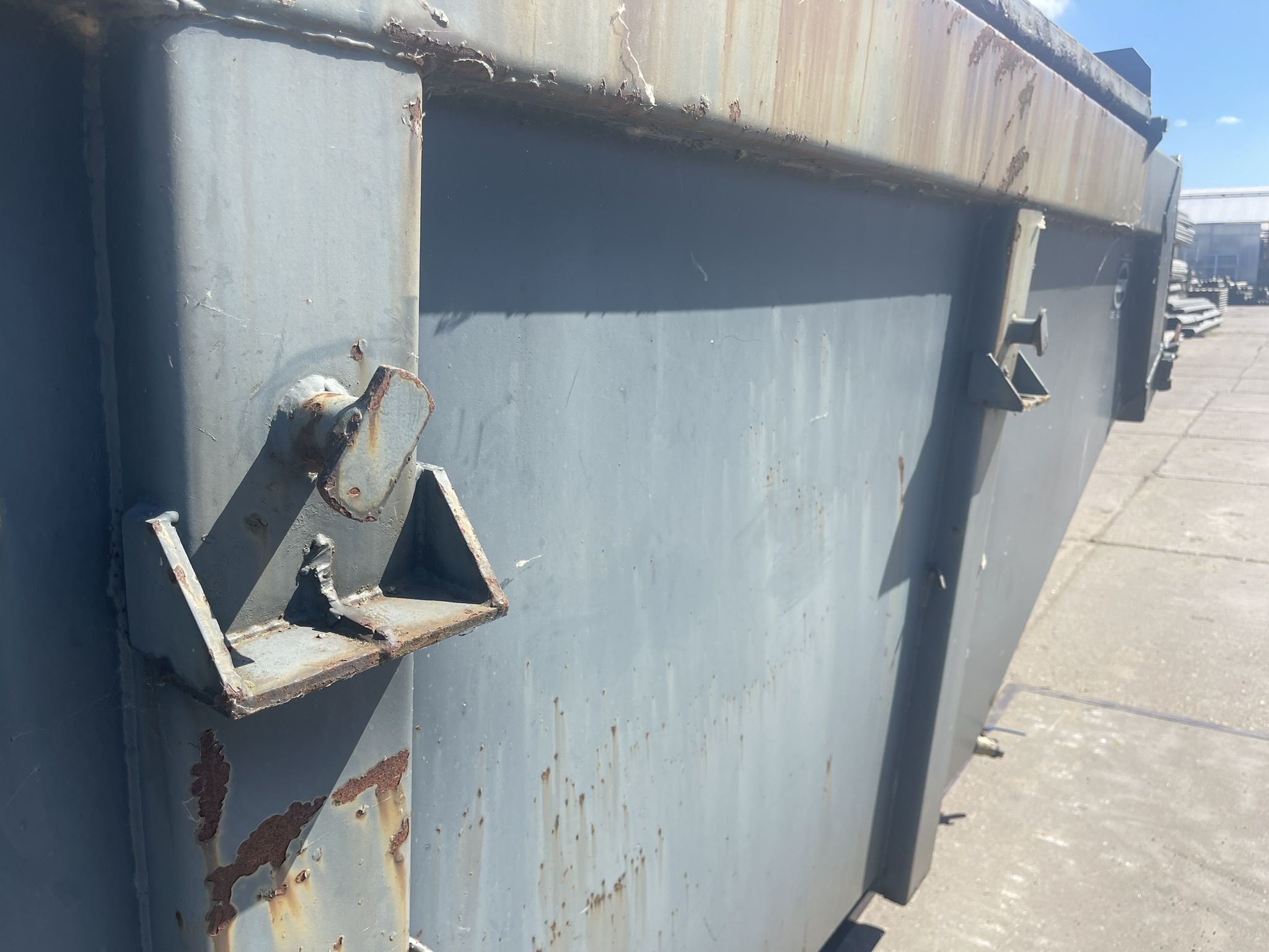 10 m³ container with hydraulic valve