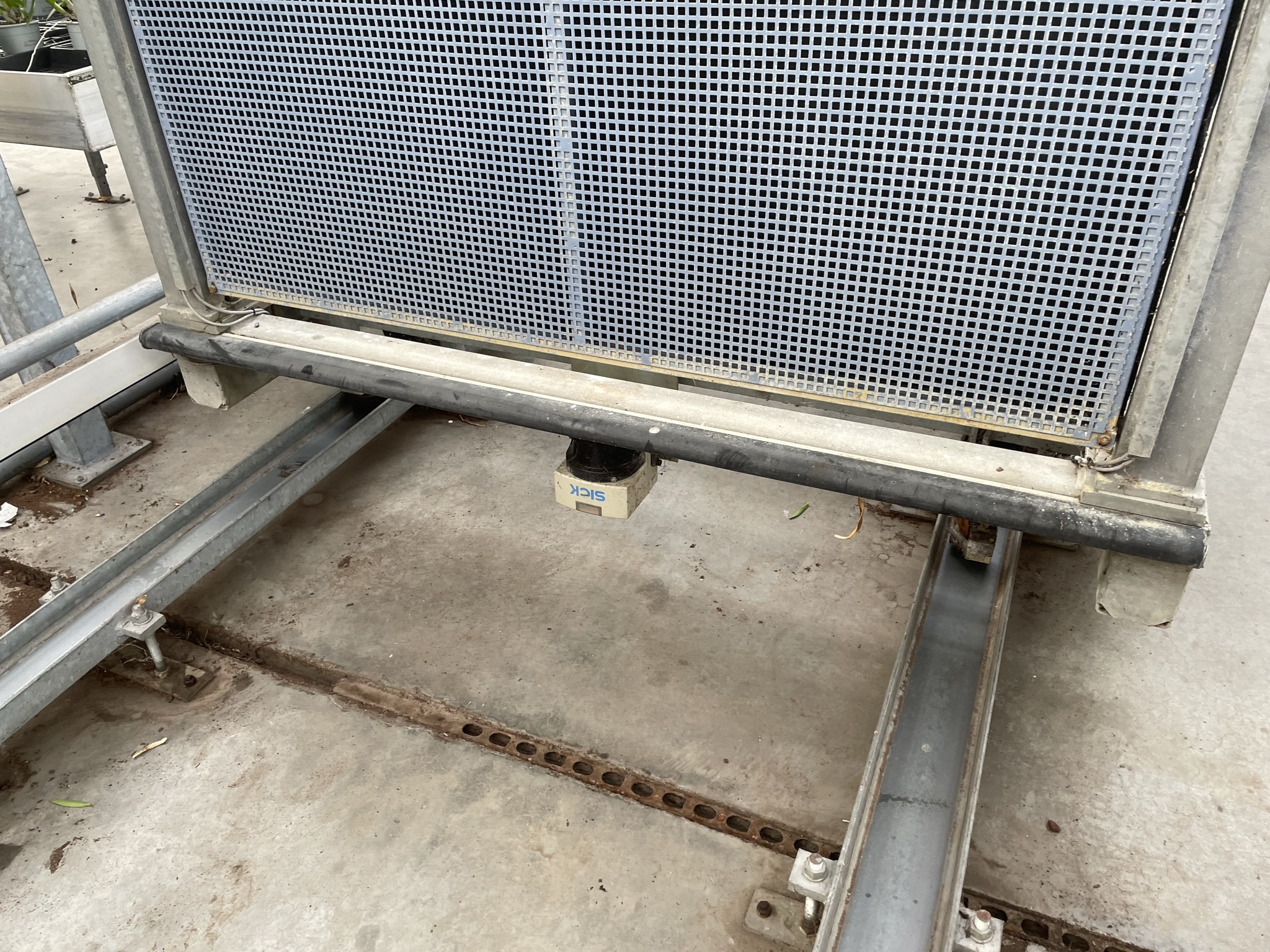 Automatic container transporter