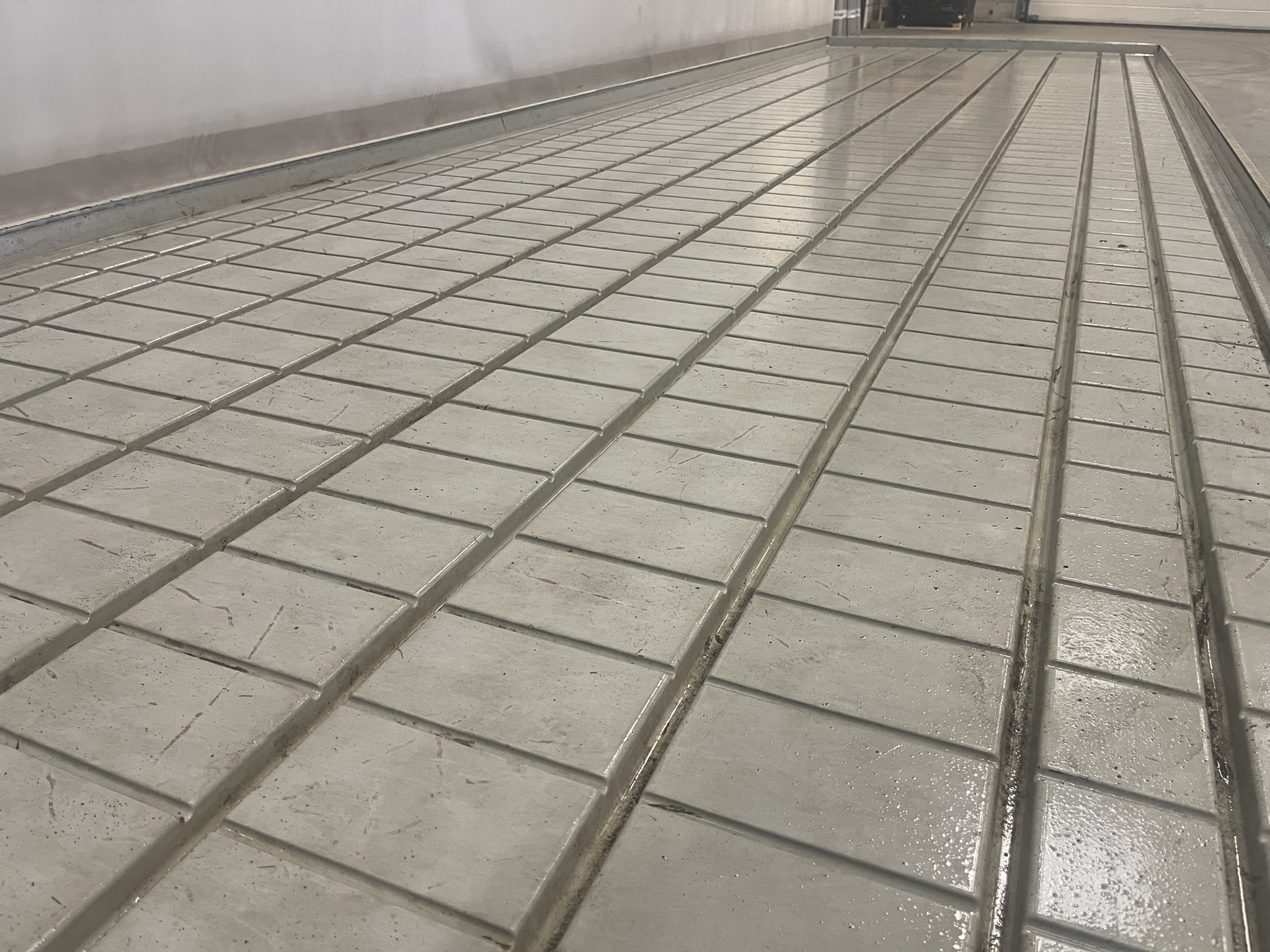 Aluminium rolcontainers with plastic ebb and flowbottom