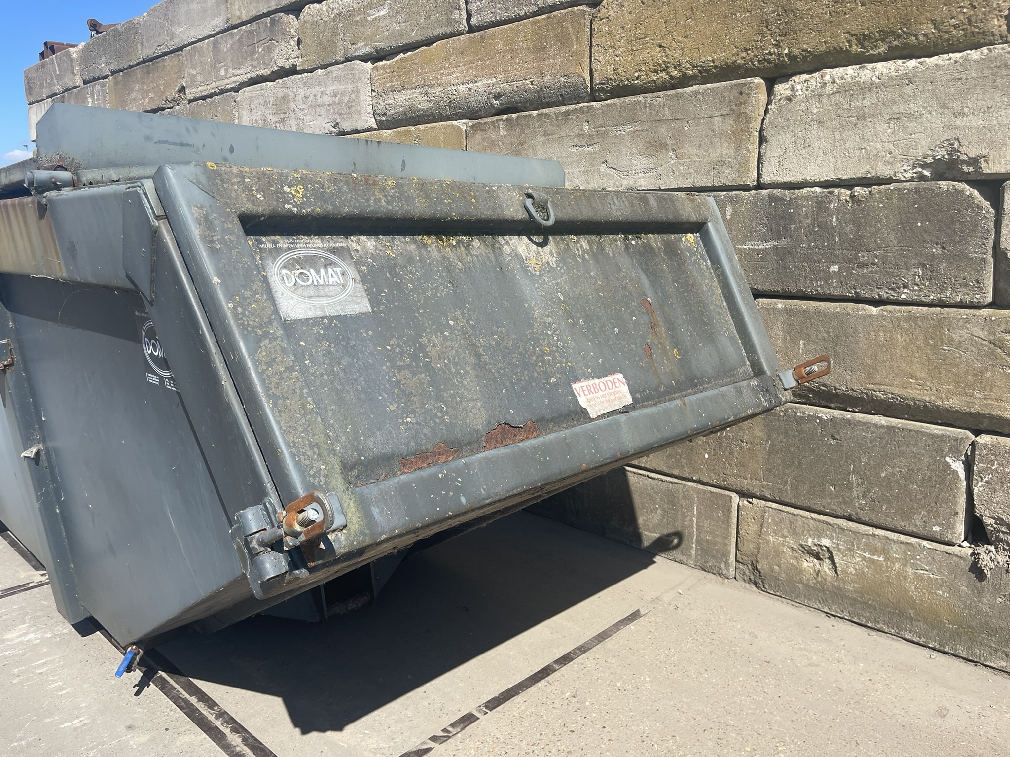 10 m³ container with hydraulic valve