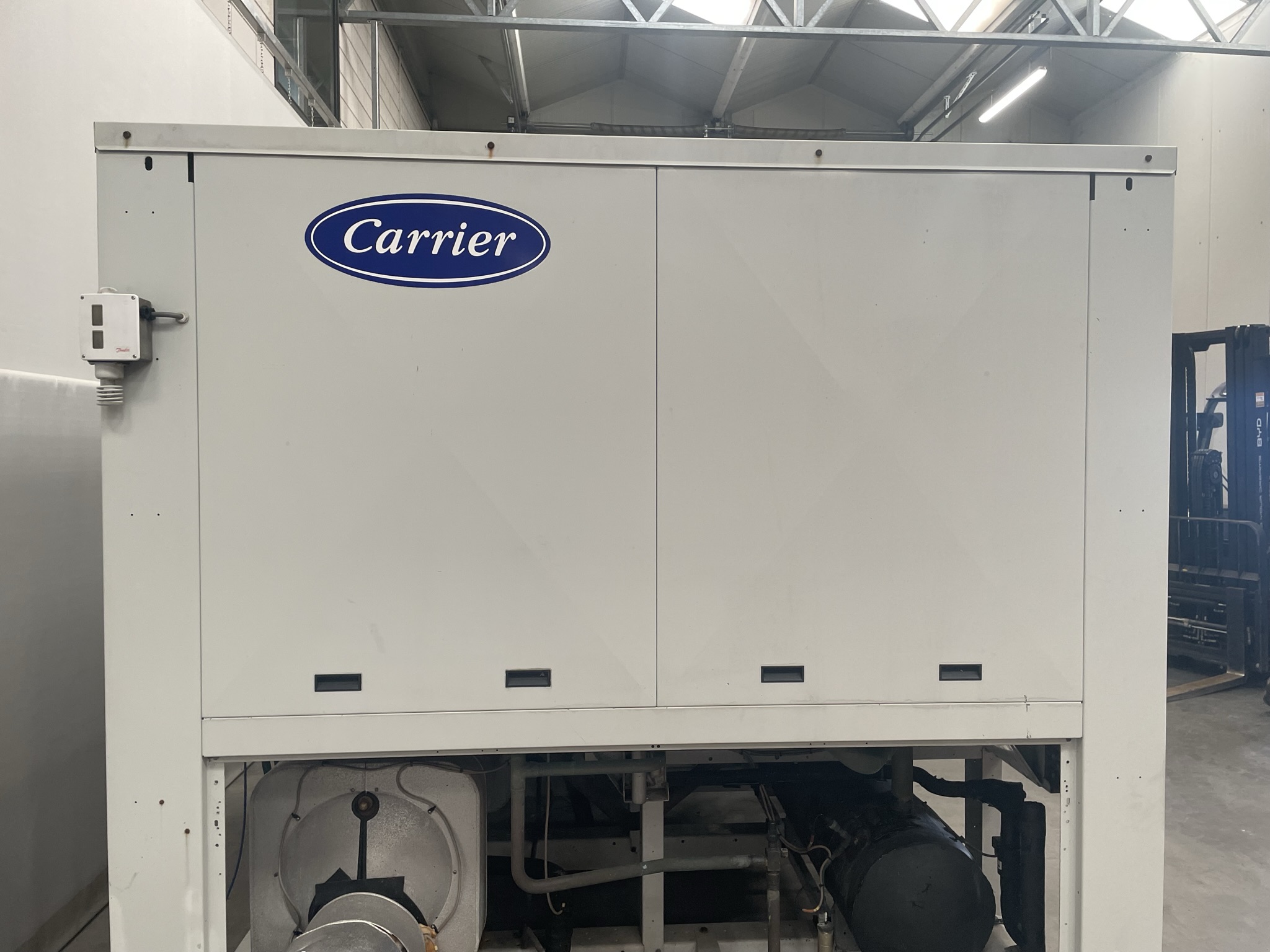 Carrier cooling installation