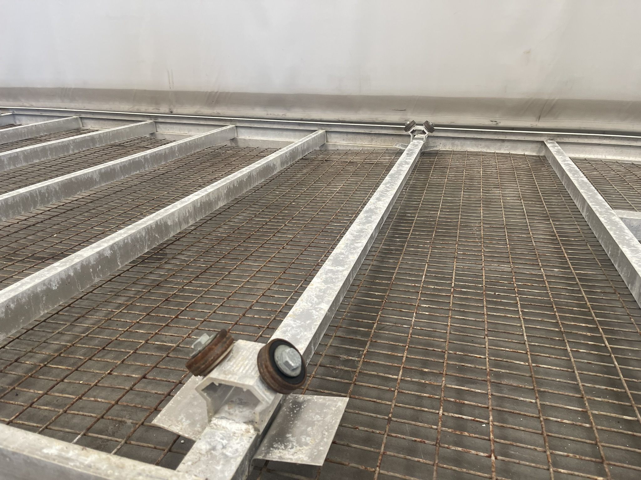 Aluminum rolling containers with mesh bottom