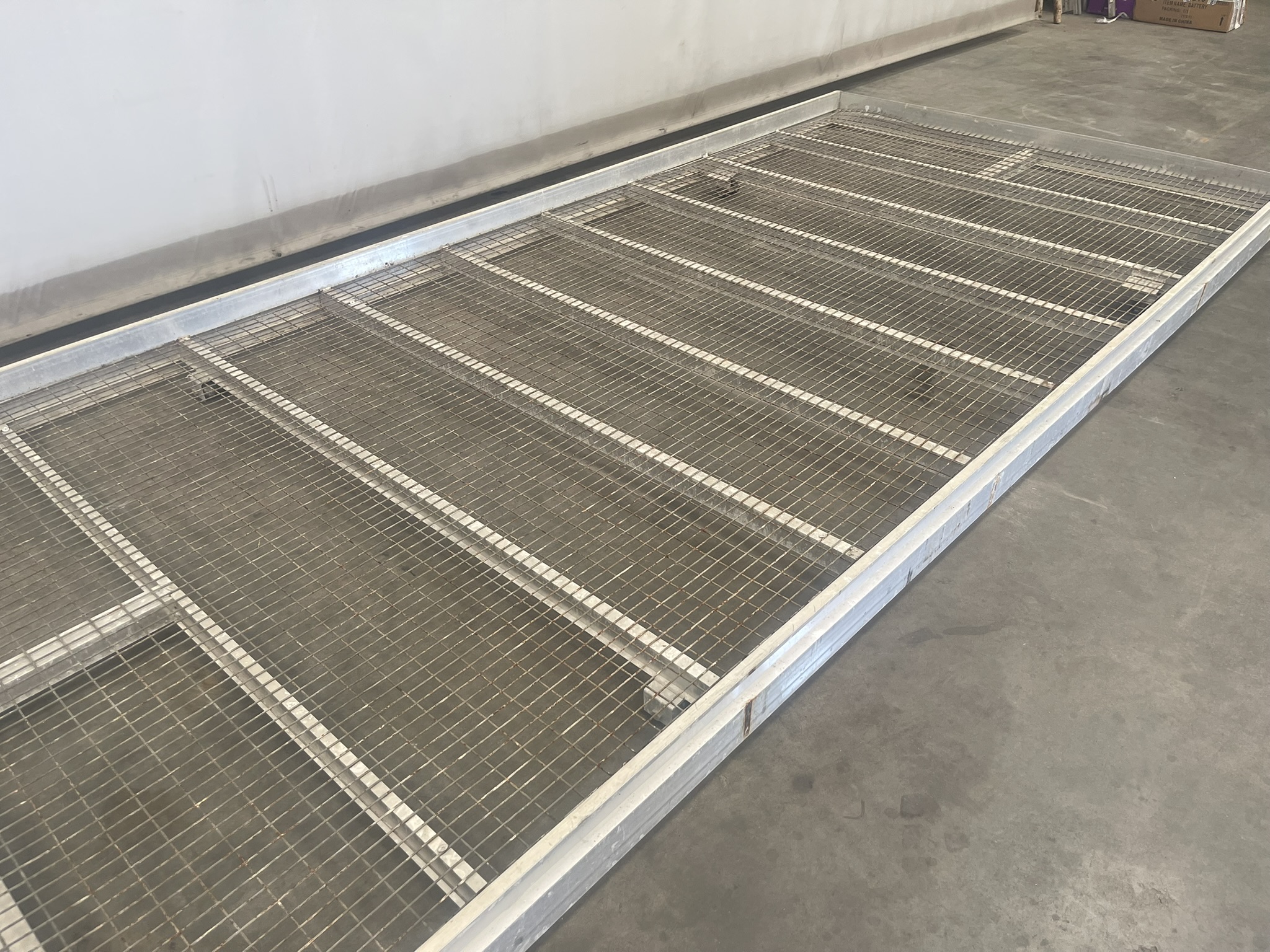 Aluminum rolling containers with mesh bottom