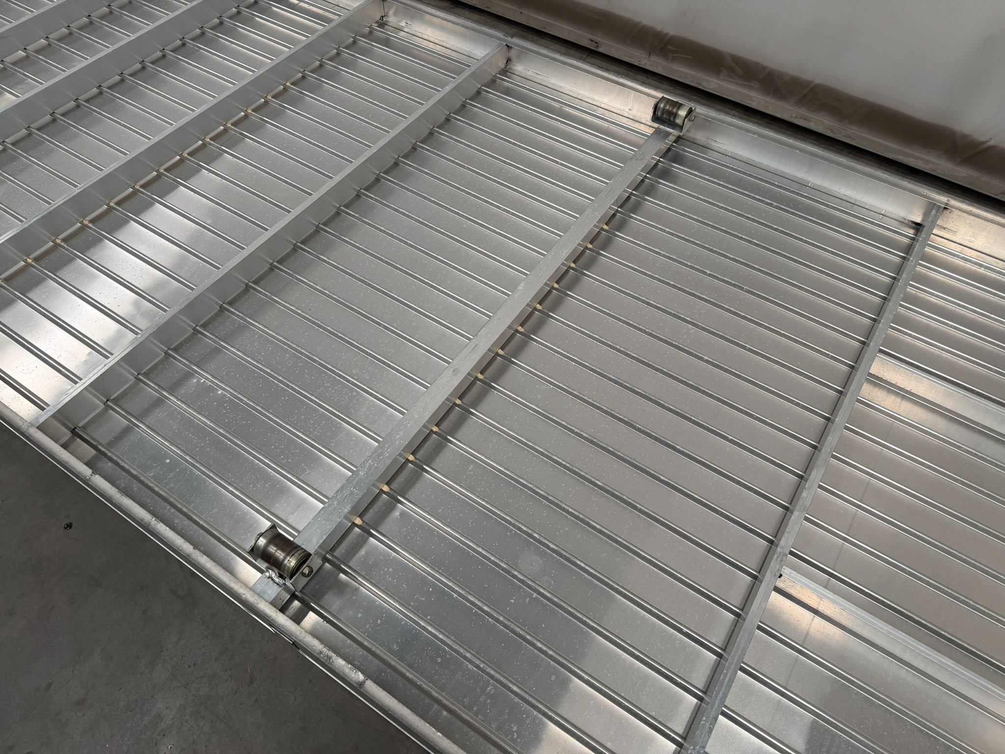 Aluminum mobile container with aluminium eb and flow bottom
