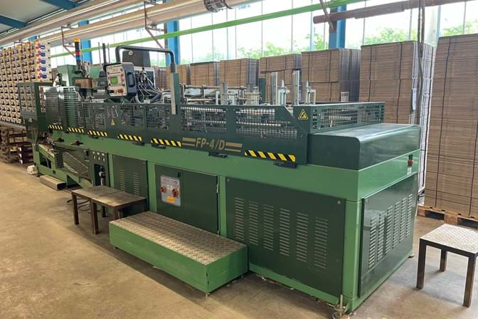 Boix box erector machine with stack/outfeed unit