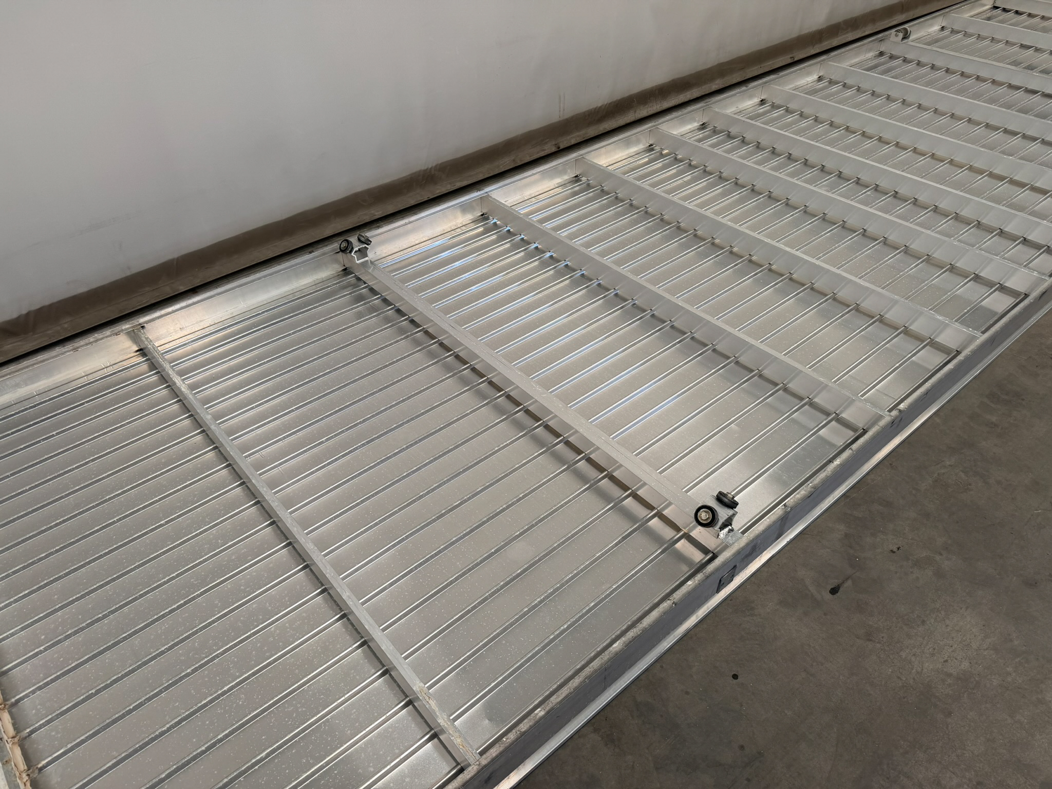 Aluminum mobile container with aluminium eb and flow bottom